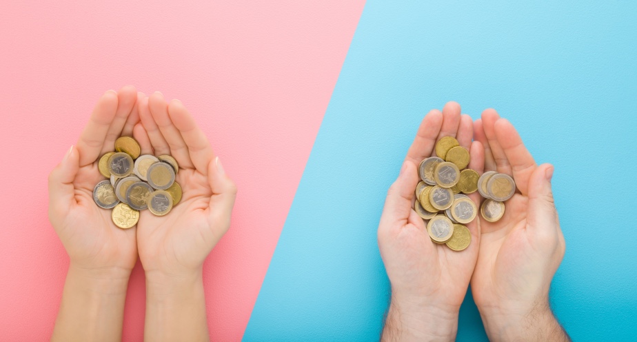 Zwei Paar Hände mit Münzen. | Credit: iStock.com/FotoDuets