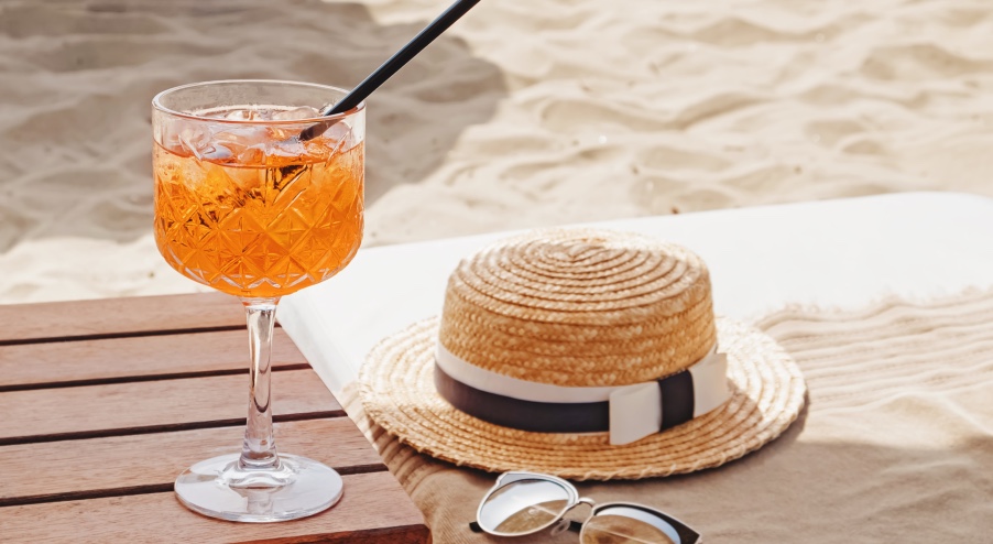 Ein Aperol Spritz am Urlaubsstrand | Credit: iStock.com/Chiociolla