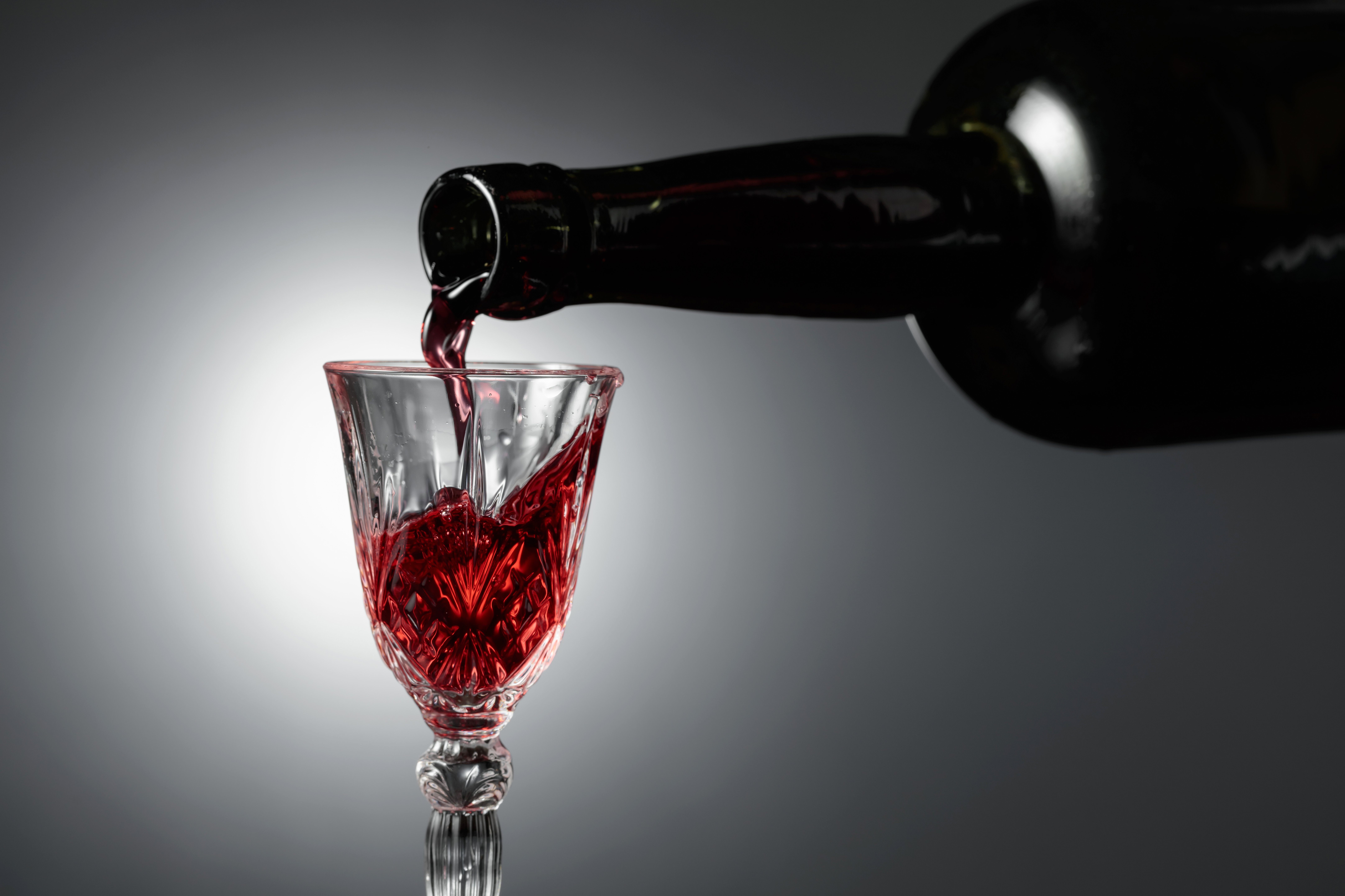 Eine Flasche Portwein wird in Weinglas gegossen