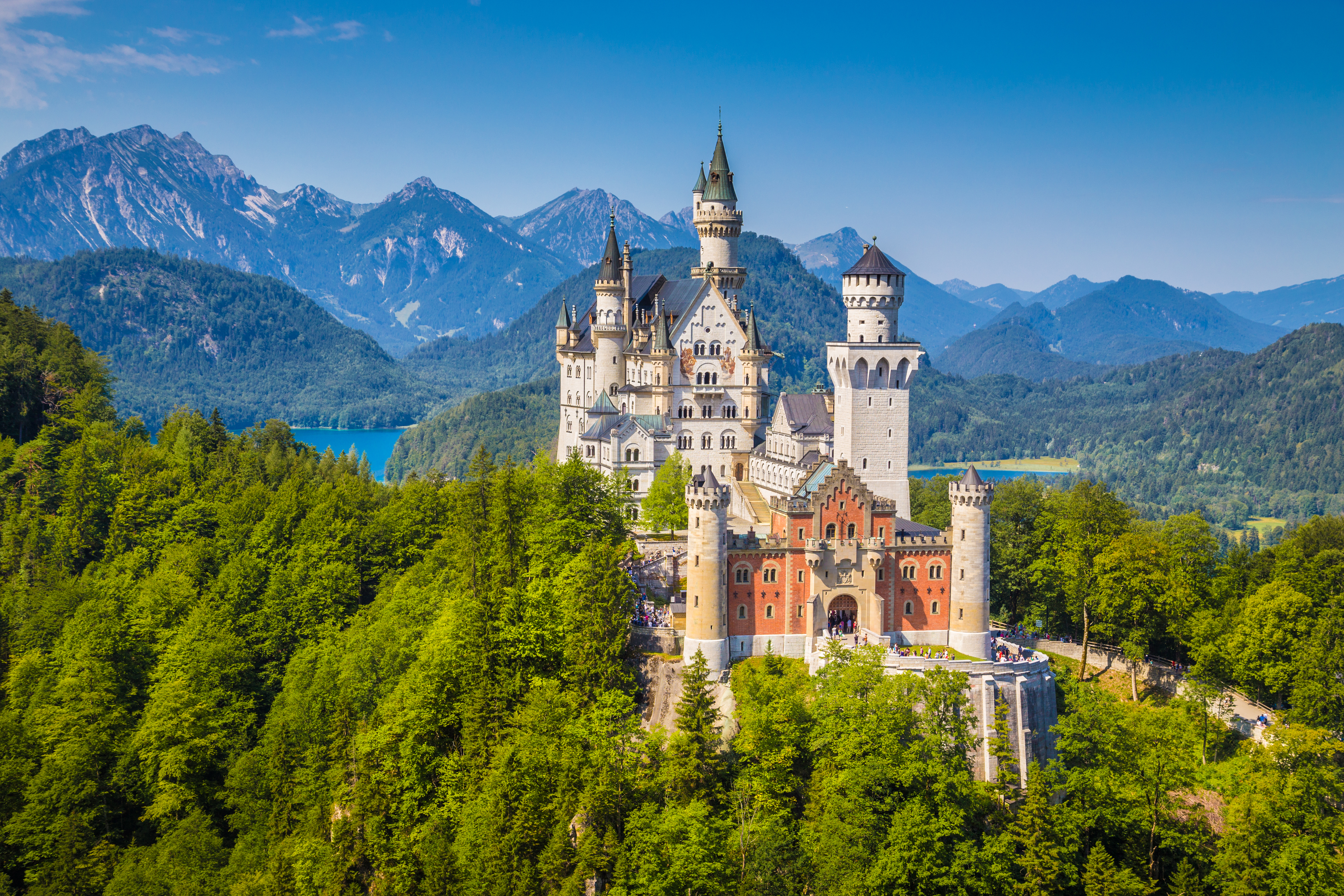 Schloss Neuschwanstein | Credit: iStock.com/bluejayphoto