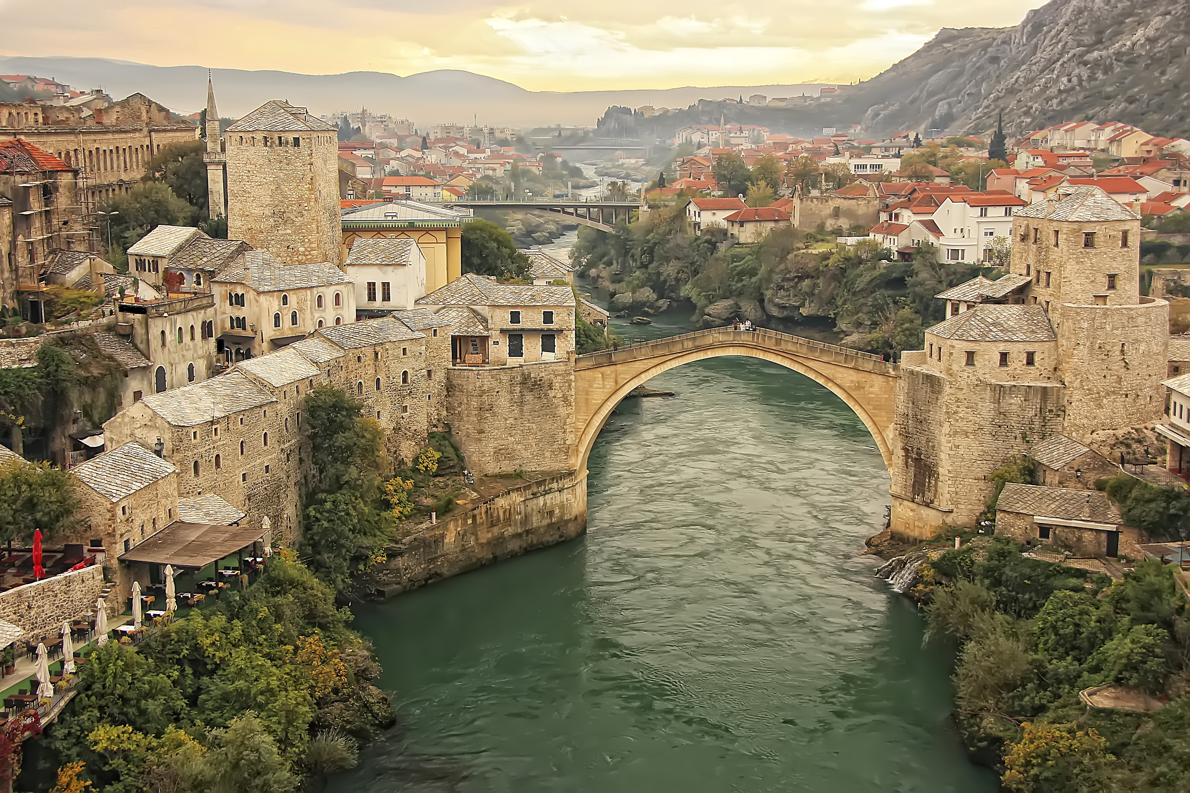 Mostar-Brücke in Bosnien-Herzegowina | Credit: iStock.com/Donyanedomam