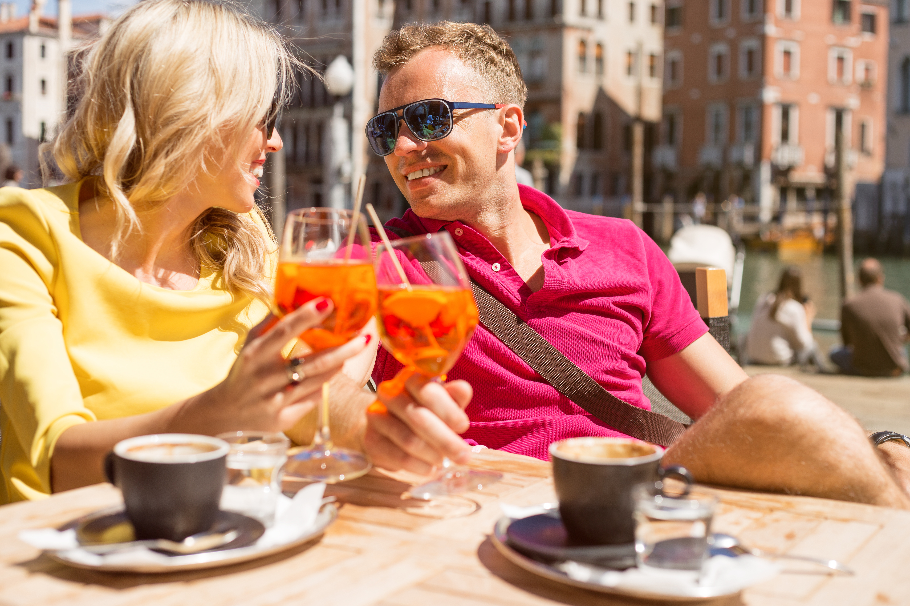 Paar trinkt einen Aperol Spritz | Credit: iStock.com/grinvalds