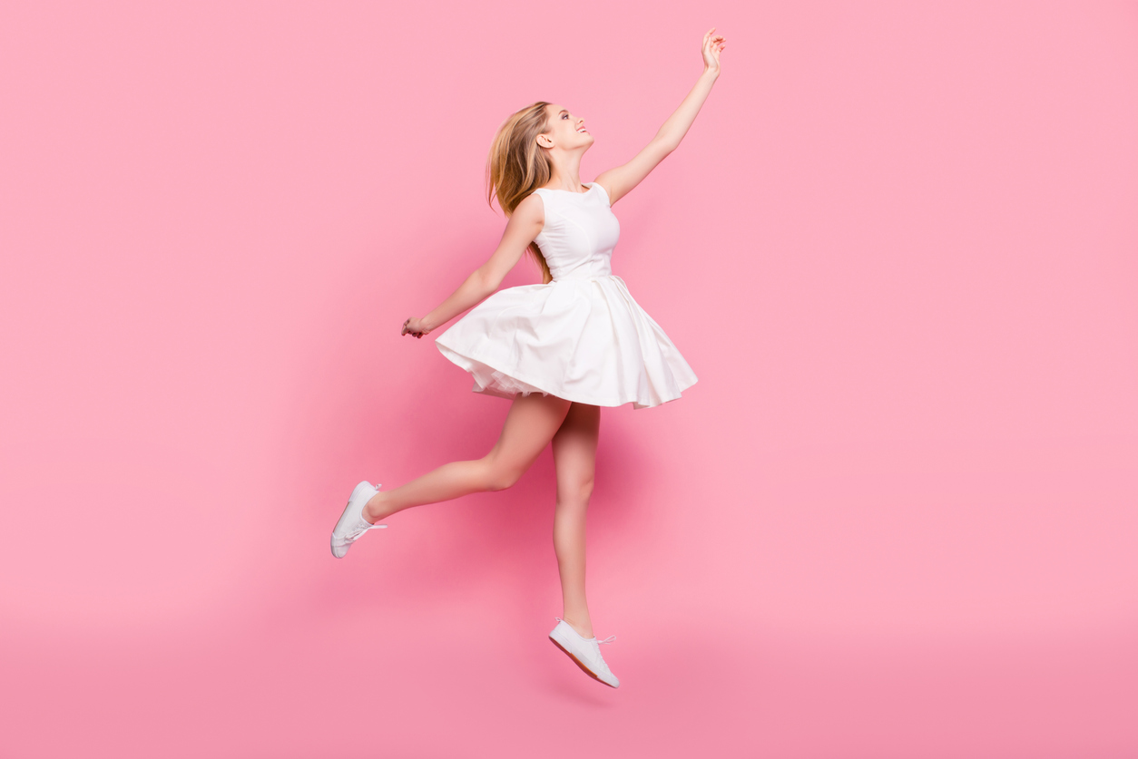 Frau in weißem Kleid vor rosa Hintergrund