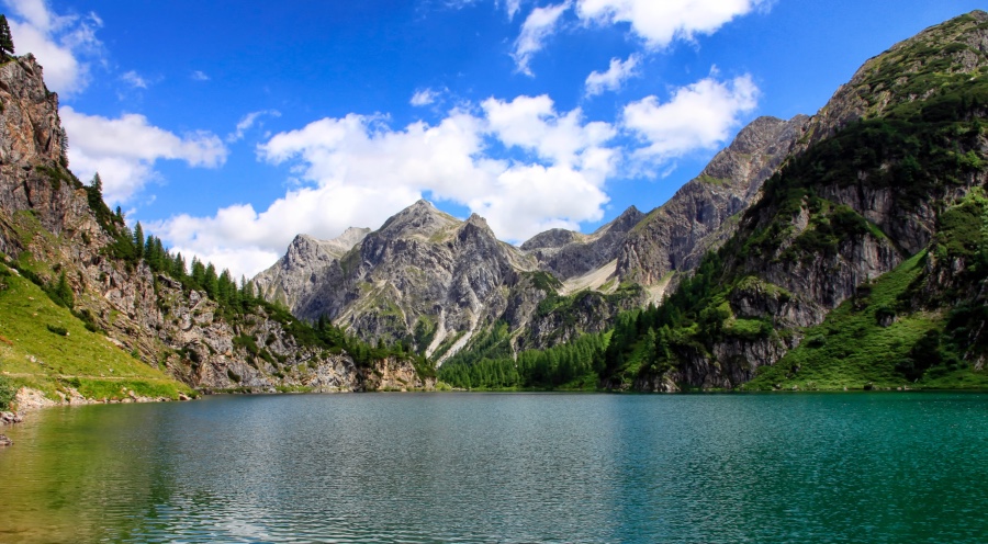 Tappenkarsee mit Bergen im Hintergrund. | Credit: iStock.com/Philipp83
