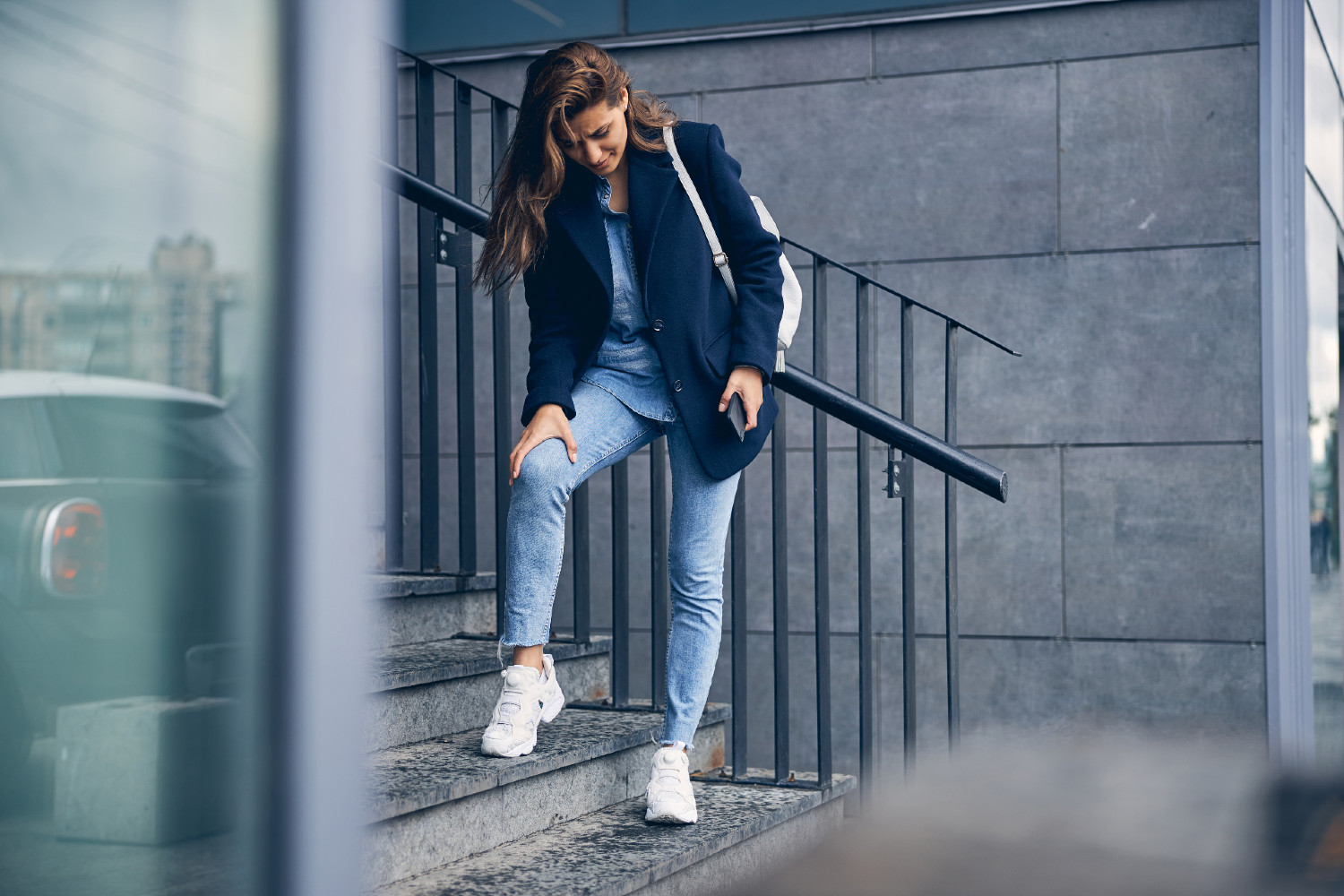 Junge Frau greift sich ans Knie | Credit: iStock.com/Svitlana Hulko