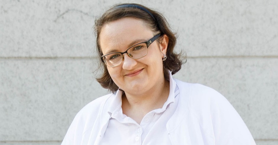 Ein Porträtfoto von Kellermayr. Sie trägt einen weißen Arztkittel und Brille. Den Kopf hält sie schief und lächelt leicht