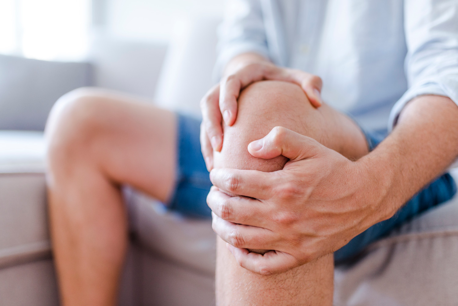 Mann hält sich schmerzendes Knie | Credit: iStock.com/dragana991