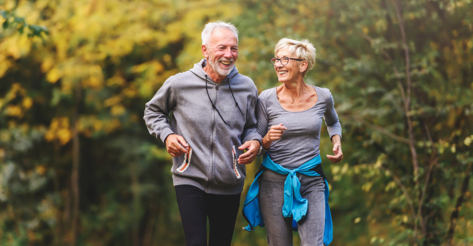 Mann und Frau joggen | Credit: iStock.com/Lordn