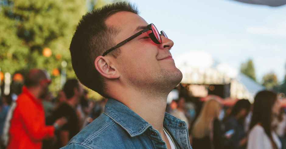 Mann mit Jeansjacke und Sonnenbrille | Credit: iStock.com/Iuliia Bondar
