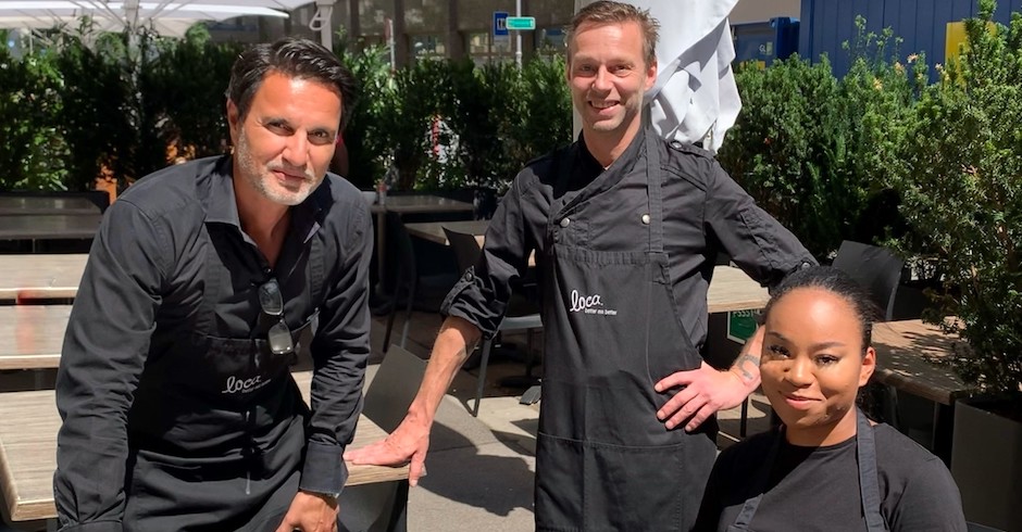 Kellner in scharzen Schürzen | Credit: Loca Deli