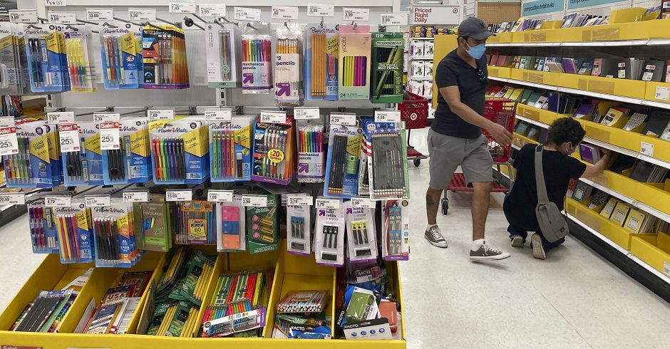 Blick in ein Geschäft mit Schreibwaren. Im Vordergrund zu sehen ist eine große Auswahl an Stiften