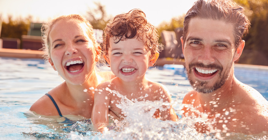Familie beim Schwimmen | Credit: iStock.com/monkeybusinessimages