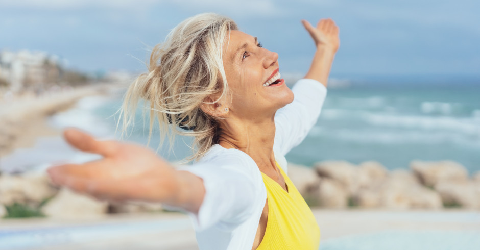 Frau streckt glücklich die Arme von sich | Credit: iStock.com/stockfour