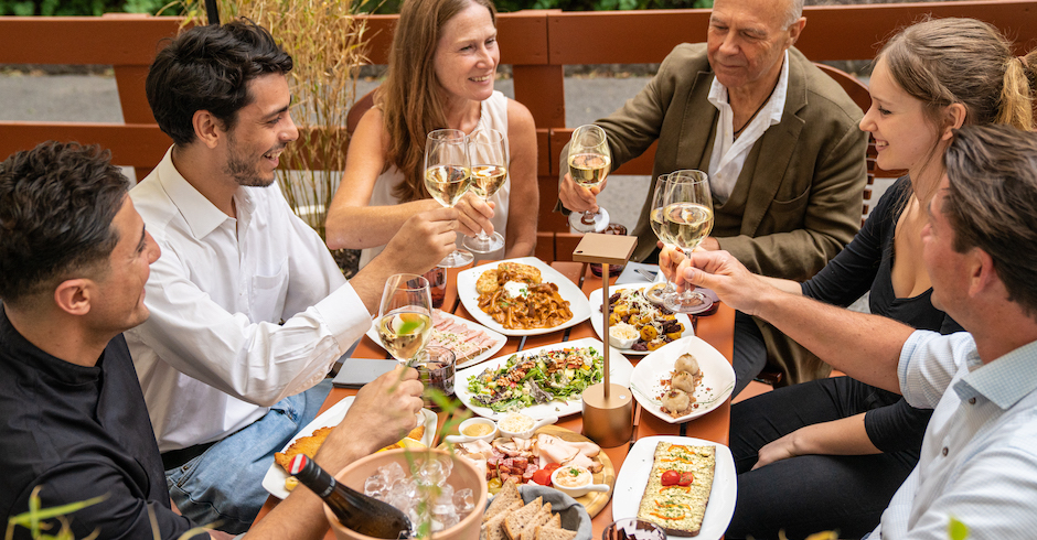 Freunde essen und trinken gemeinsam | Credit: urban Weingarten