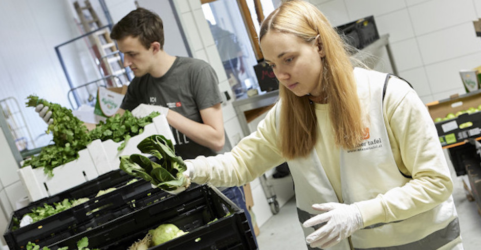 Mitarbeiter der Wiener Tafel  sortieren Gemüse | Credit: Wiener Tafel/Thomas Topf