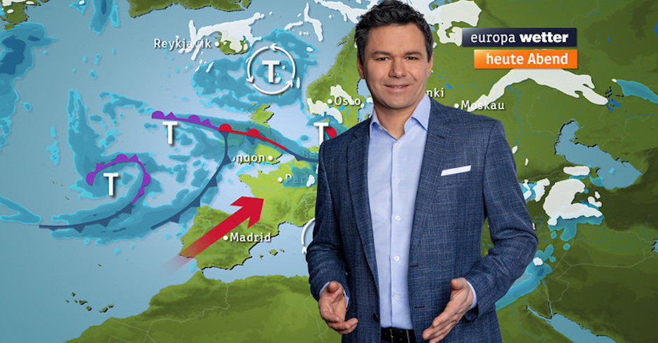 Meteorologe vor Wetterkarte