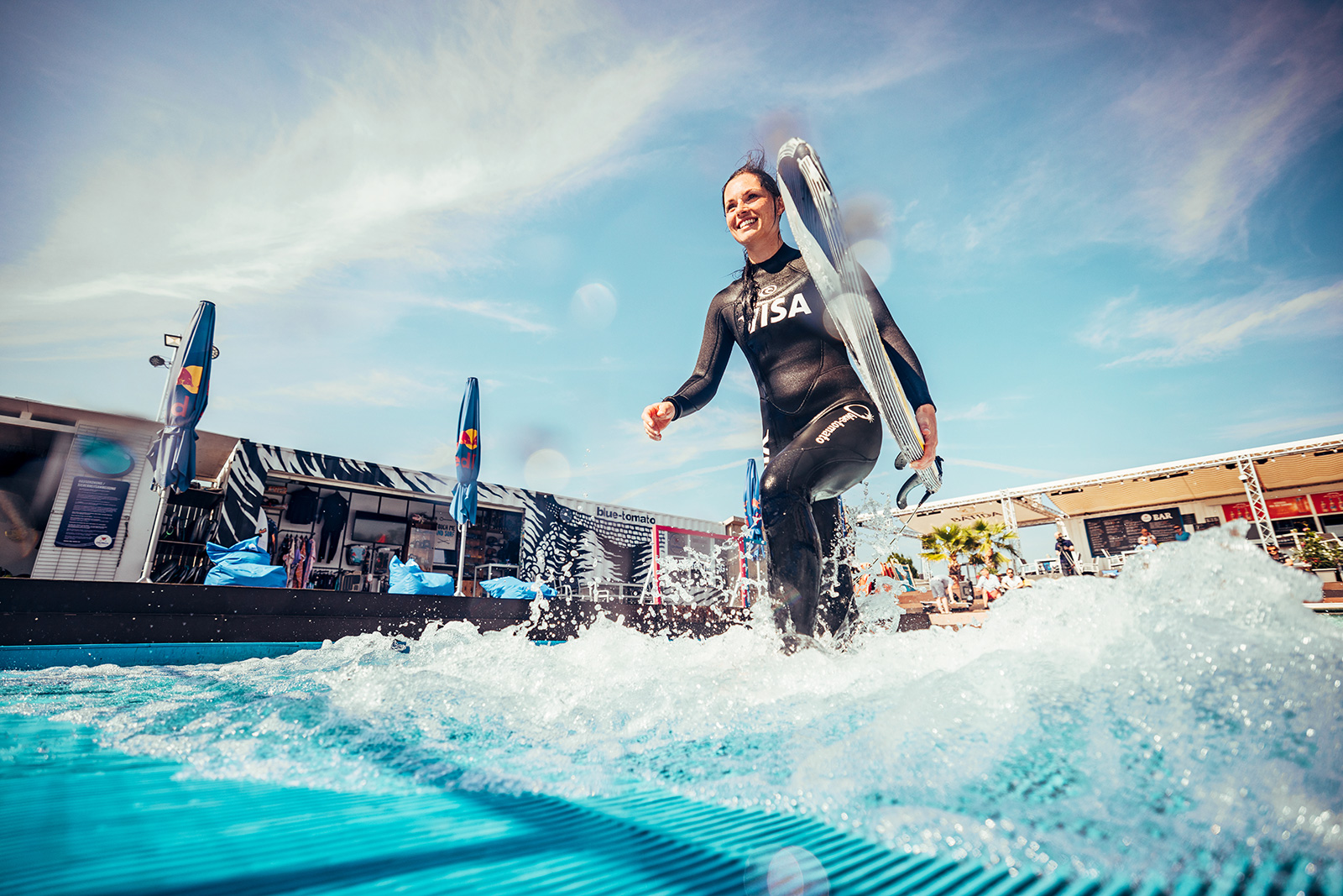 Anna Veith auf dem Weg zum Surfen | Credit: Visa Österreich