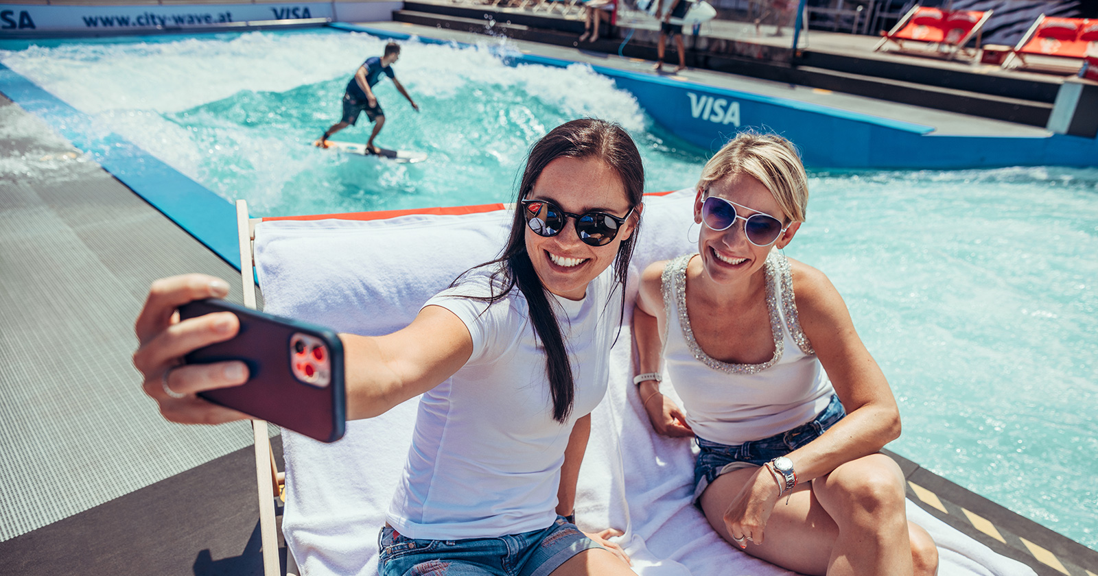 Anna Veith und Stefanie Ahammer posieren für ein Selfie | Credit: Visa Österreich