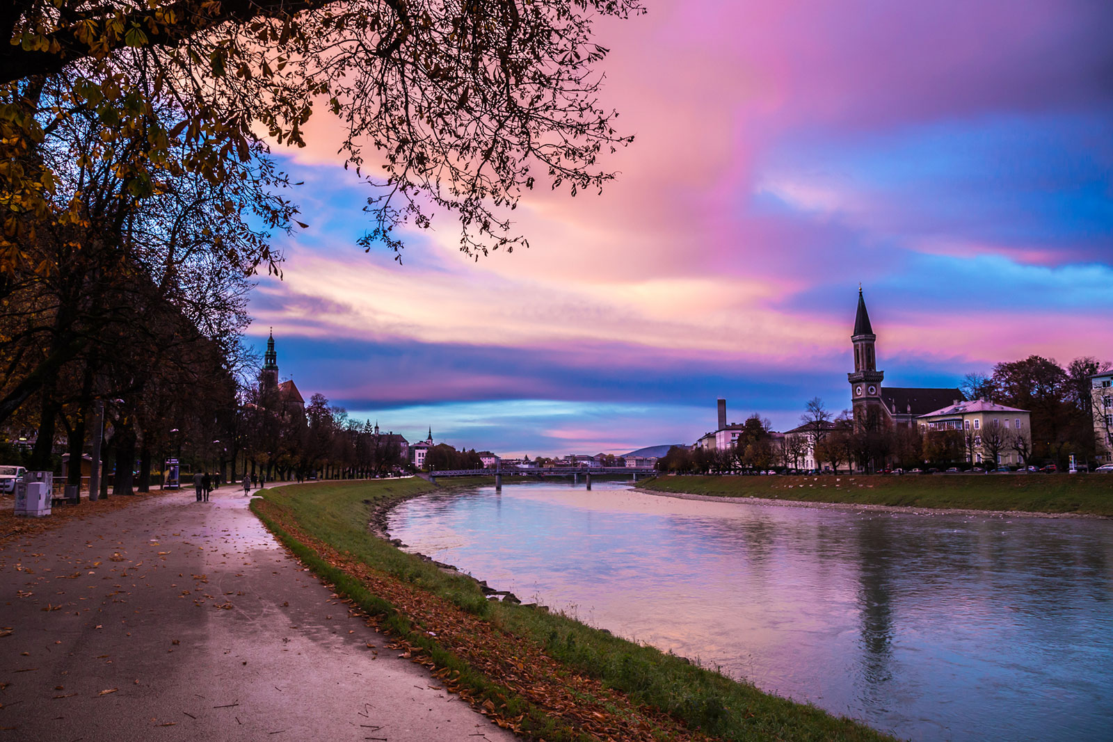 Die Salzach im herbstlichen Dämmerlicht | Credit: iStock.com/zakaz86