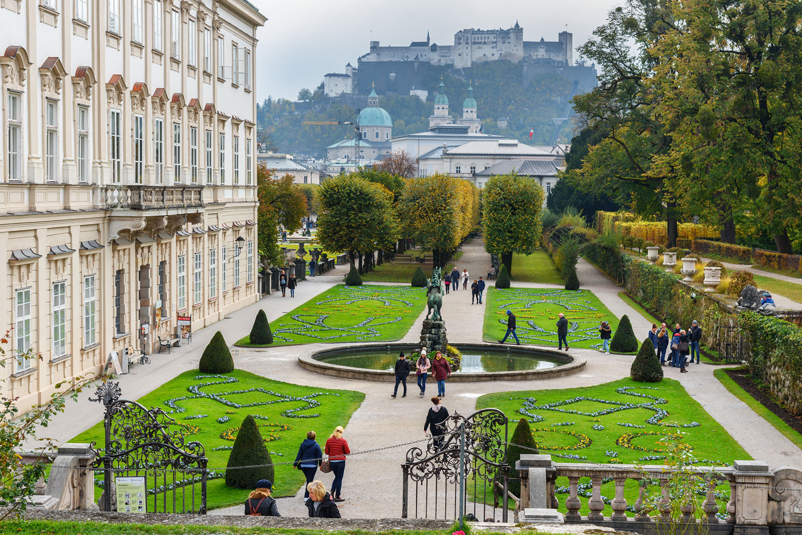 Der Mirabellgarten in Salzburg im Herbst | Credit: iStock.com/Elena Odareeva