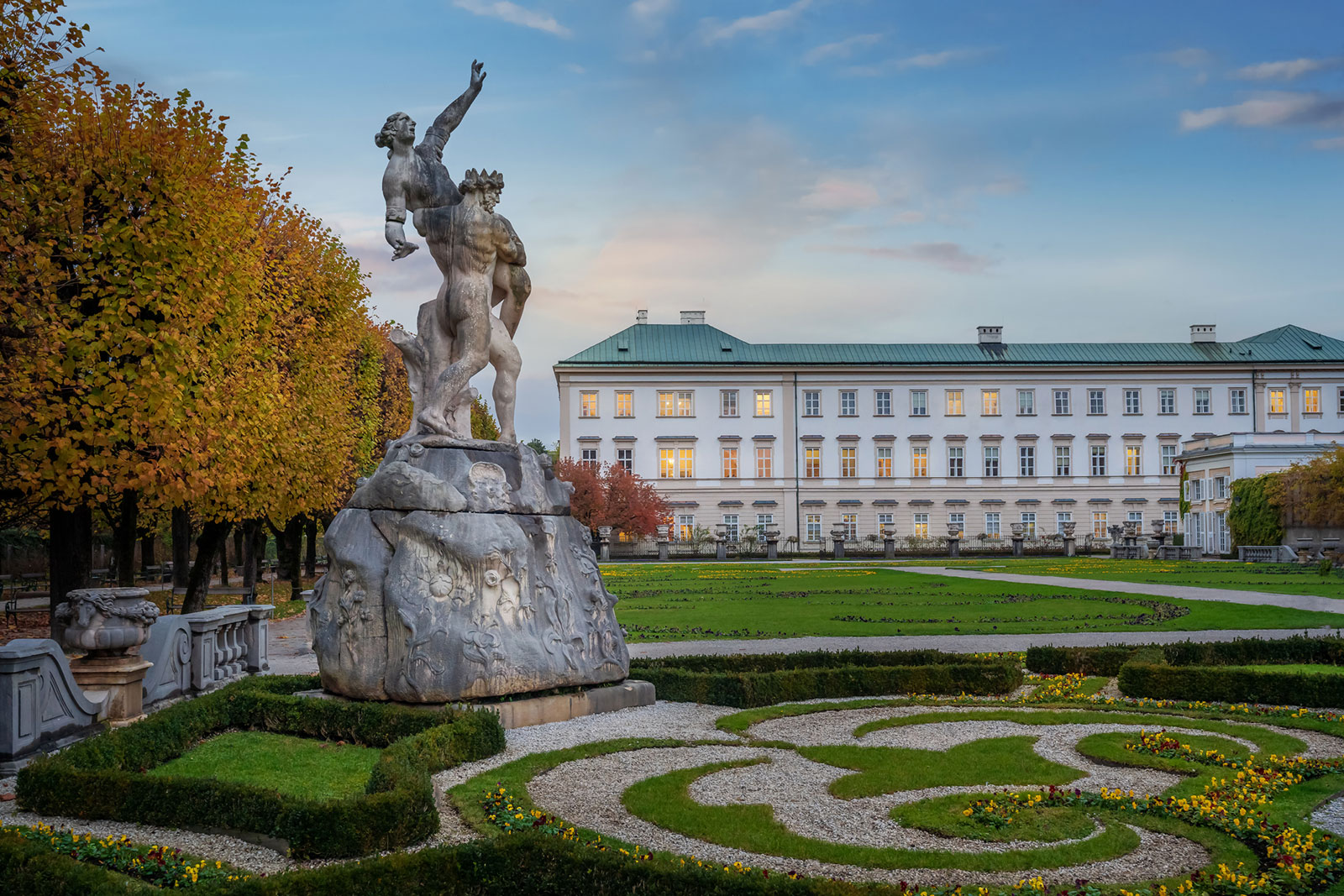 Schloss Mirabell im herbstlichen Sonnenuntergang | Credit: iStock.com/diegograndi