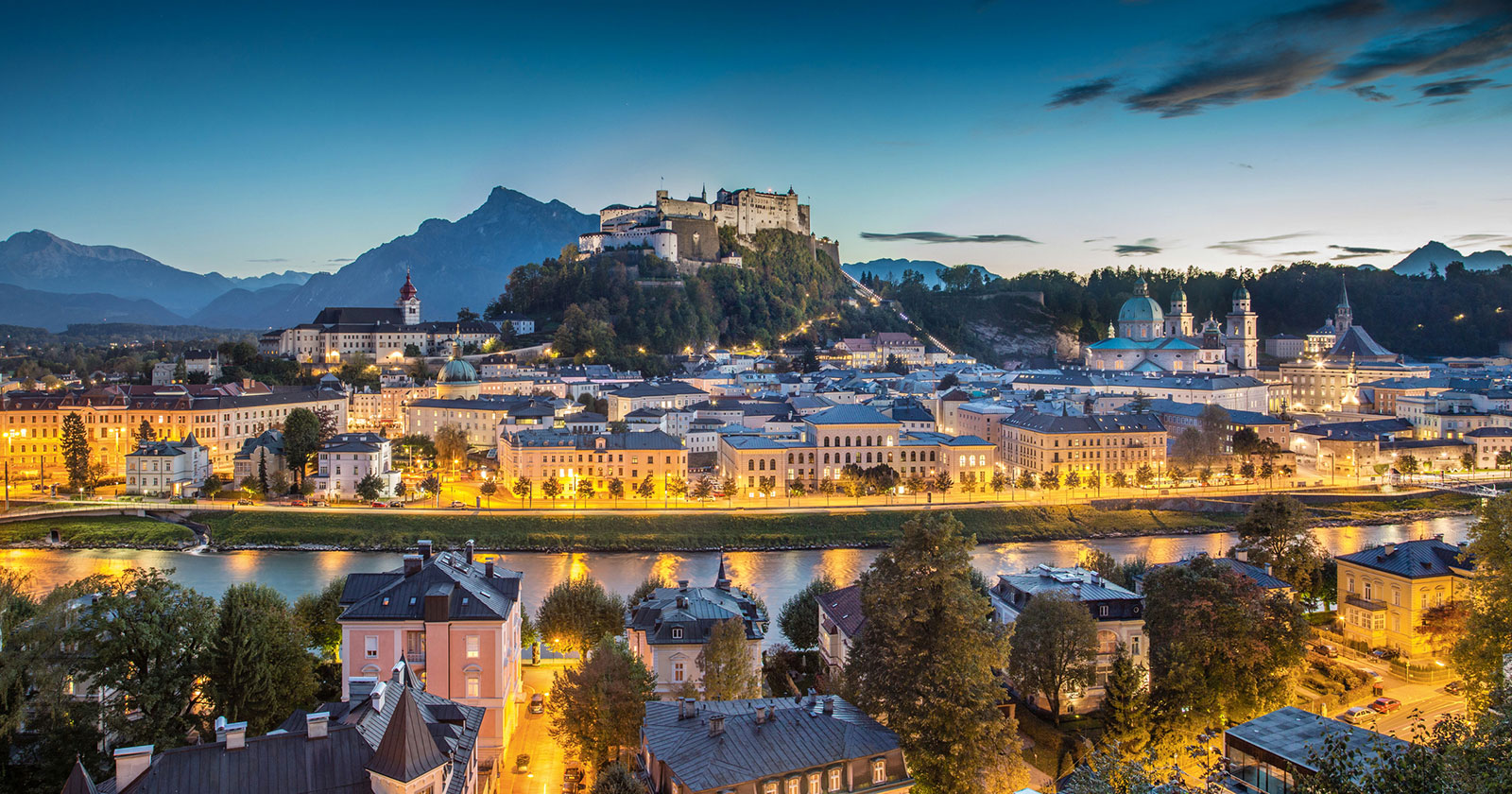 Blick von oben auf das herbstliche Salzburg | Credit: iStock.com/bluejayphoto