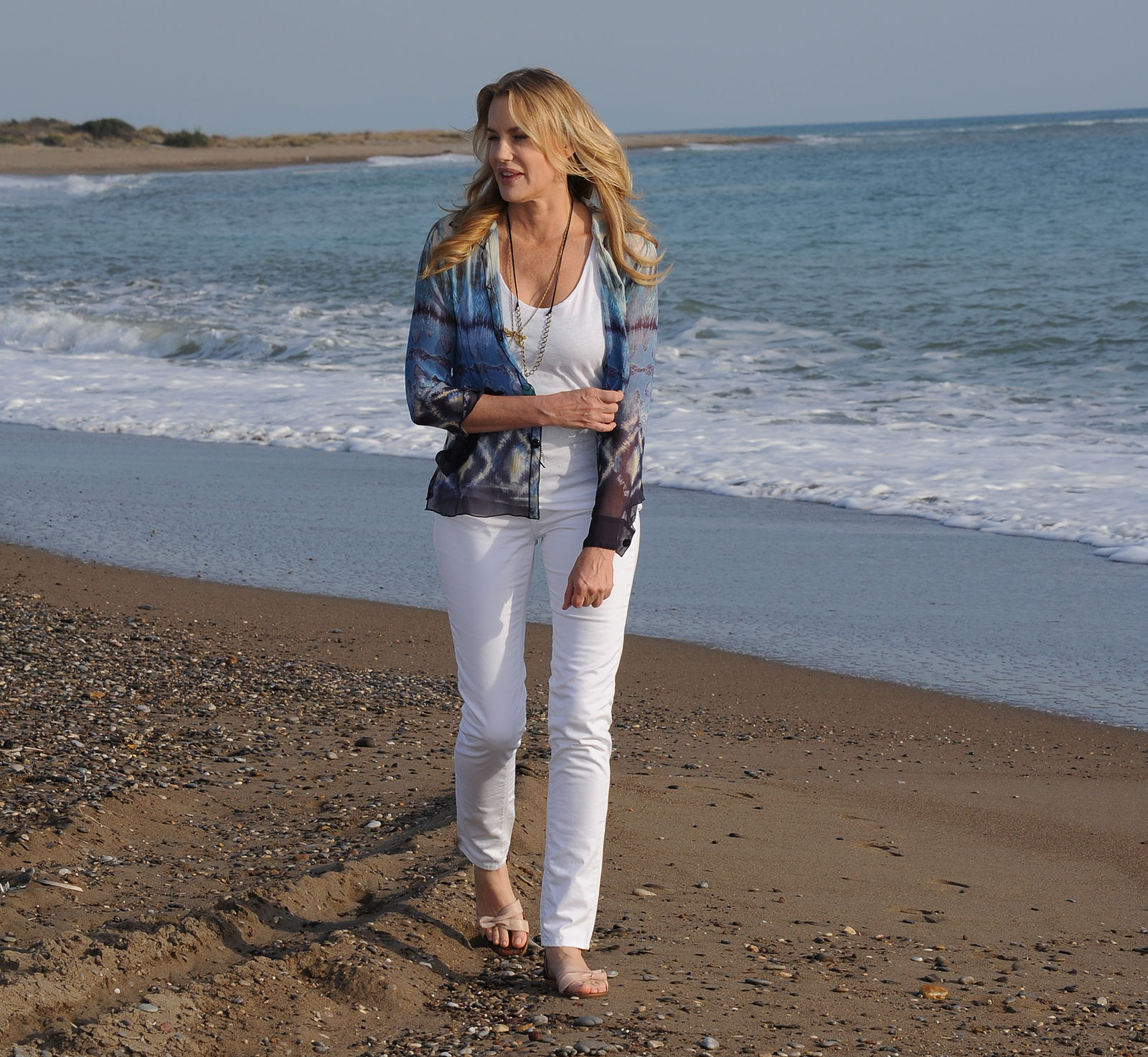 Daryl Hannah bei einem Strandspaziergang | Credit: Ursula Düren / dpa / picturedesk.com
