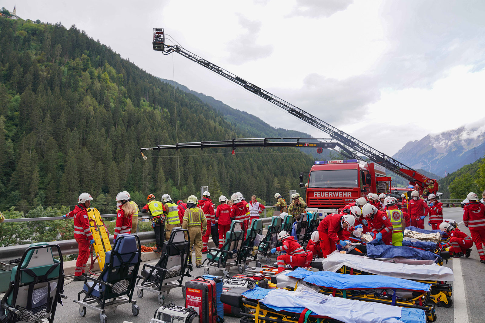 Einsatzkräfte bei Notfallübung in Tirol | Credit: Landesrettungskommando Tirol | FGG 5