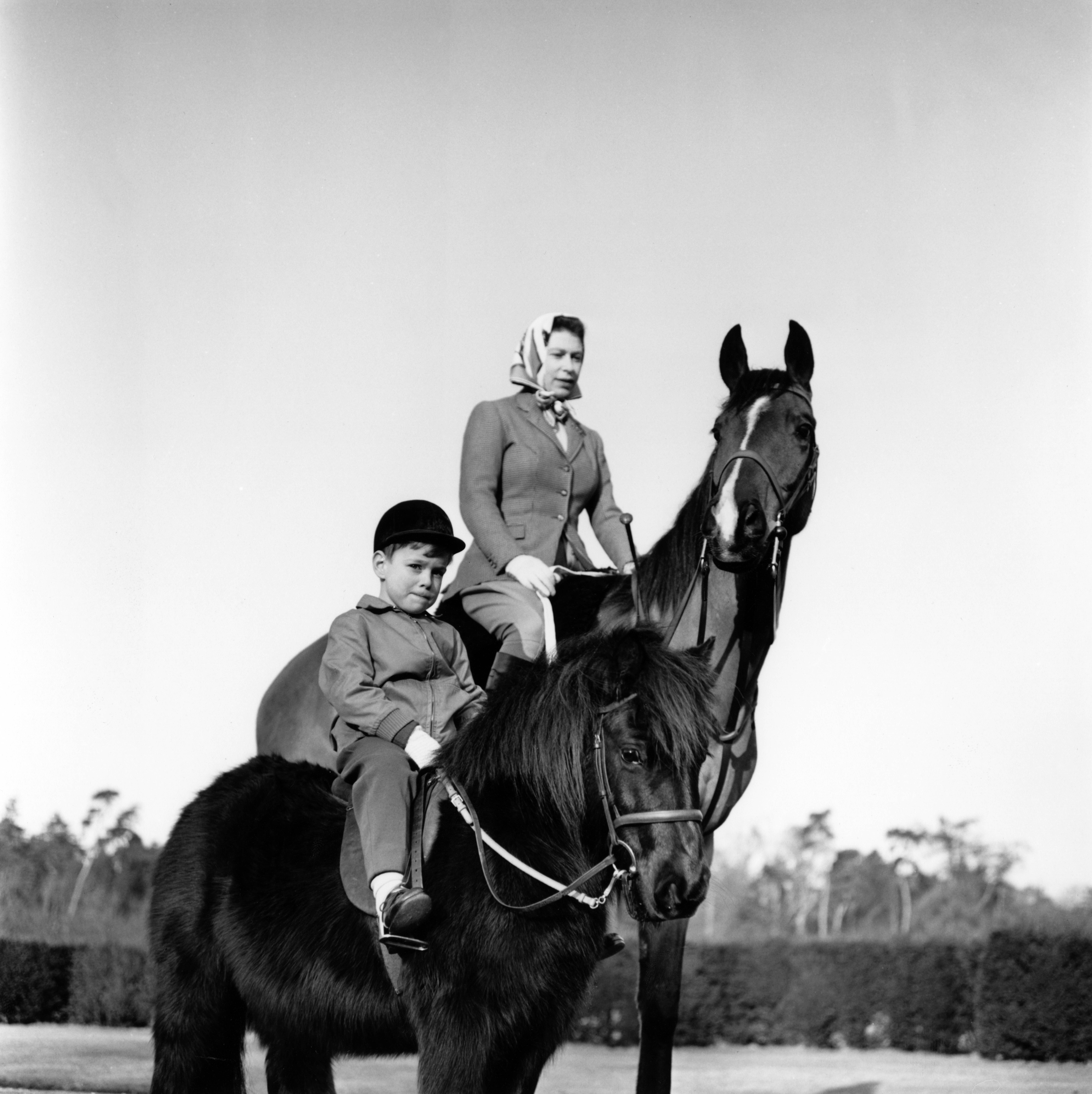 Queen und der junge Prinz Andrew bei einem Ausritt