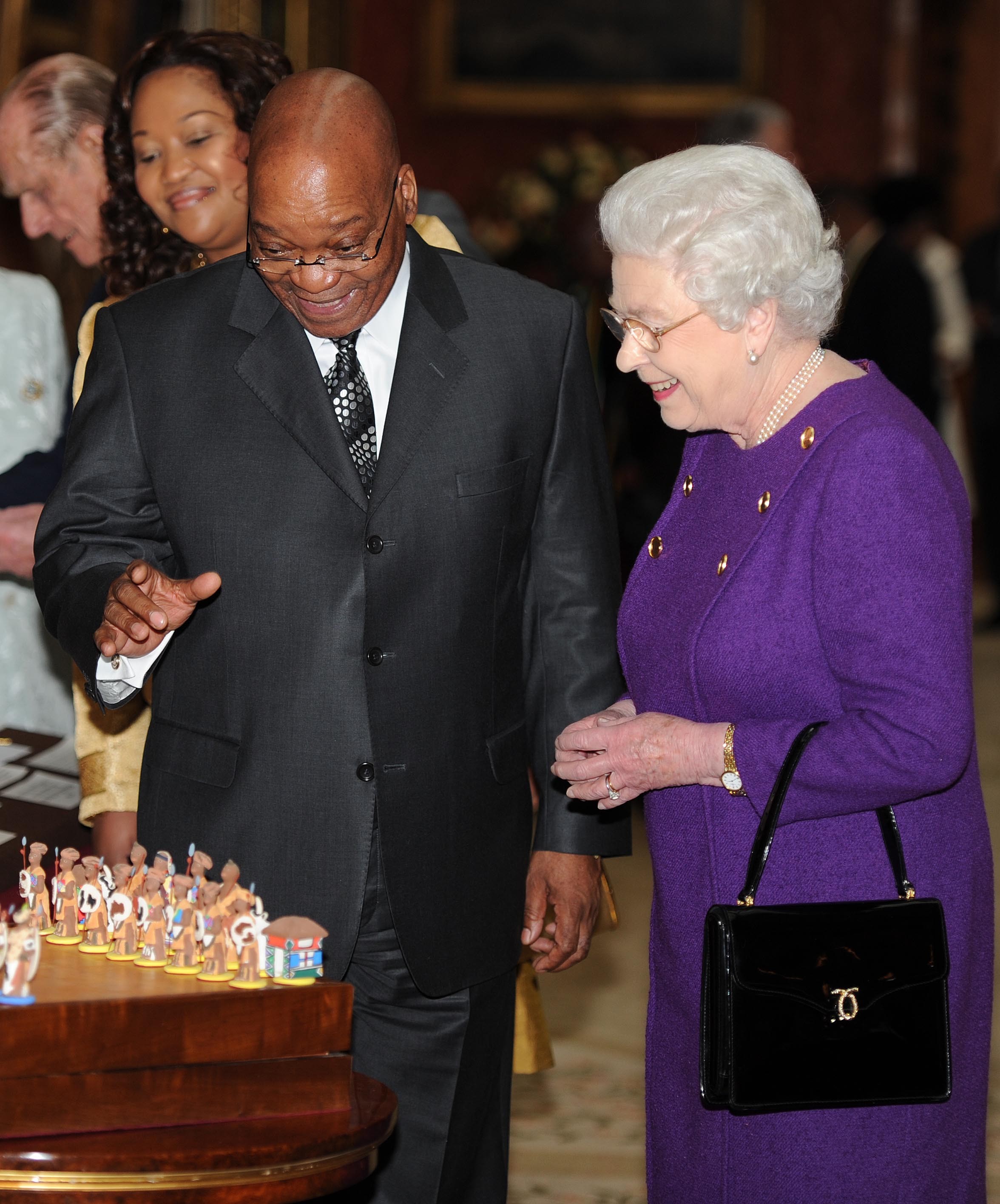 Queen trägt eine Launer-Handtasche