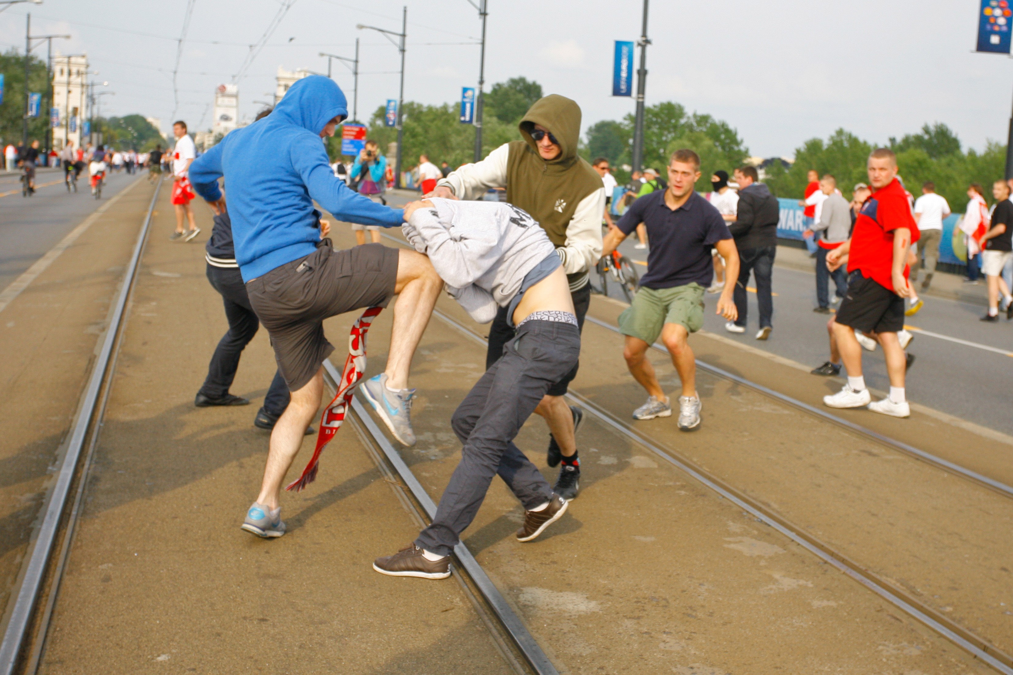 Polnische und russische Hooligans, die sich eine erbitterte Straßenschlacht liefern