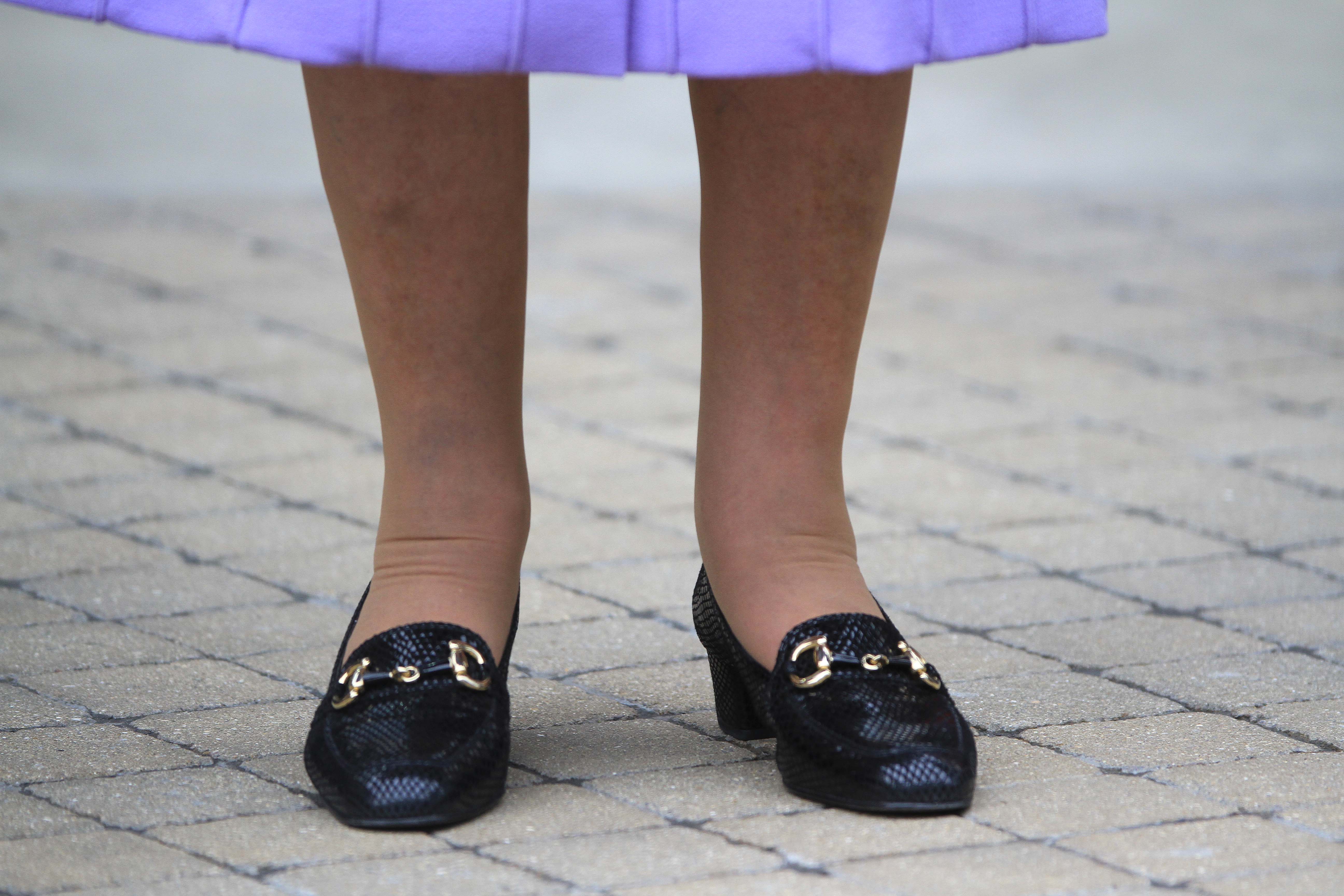 Die Schuhe der Queen: Schwarz mit einer goldenen Schnalle