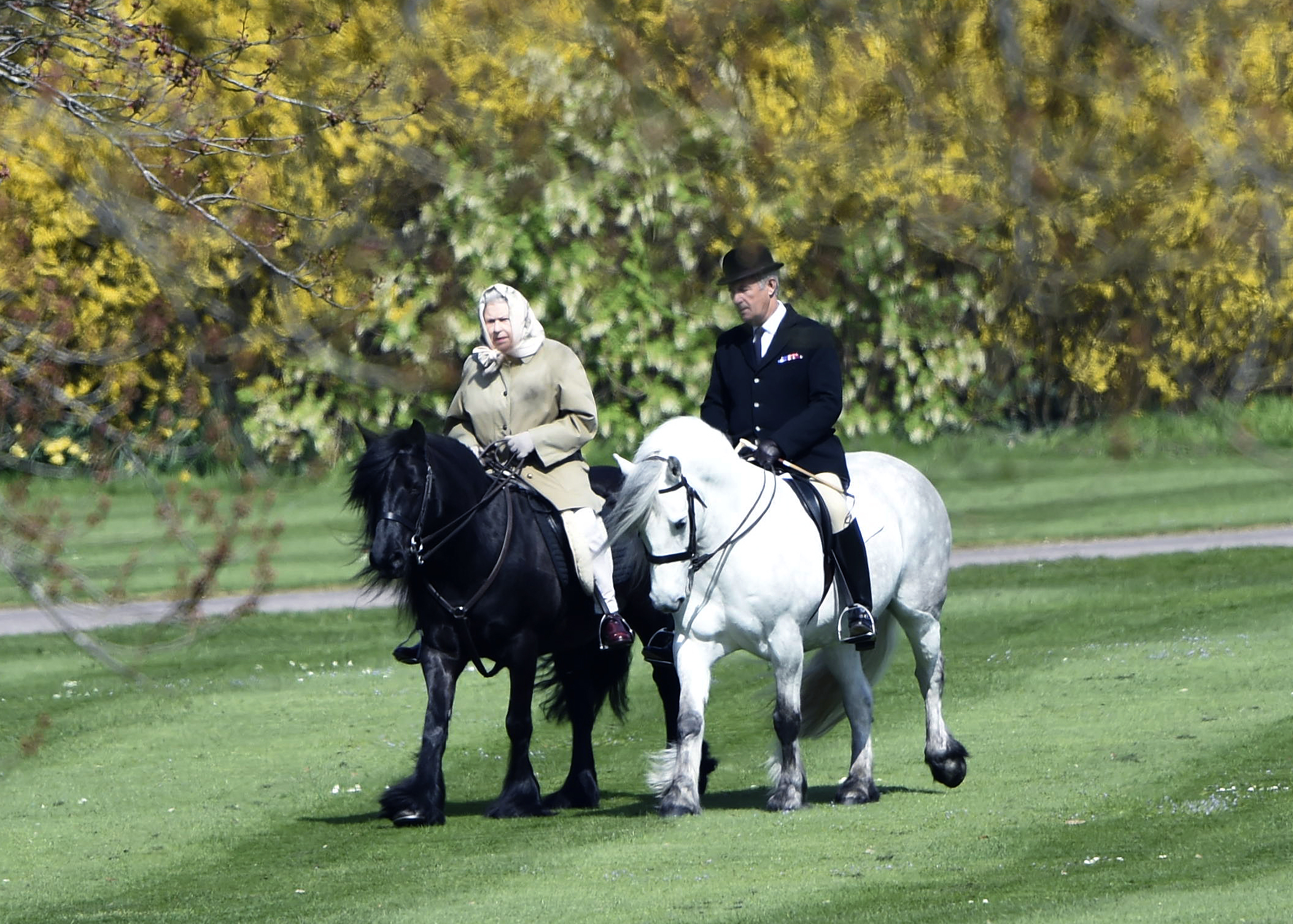 Queen und Prinz Philip bei einem Ausritt