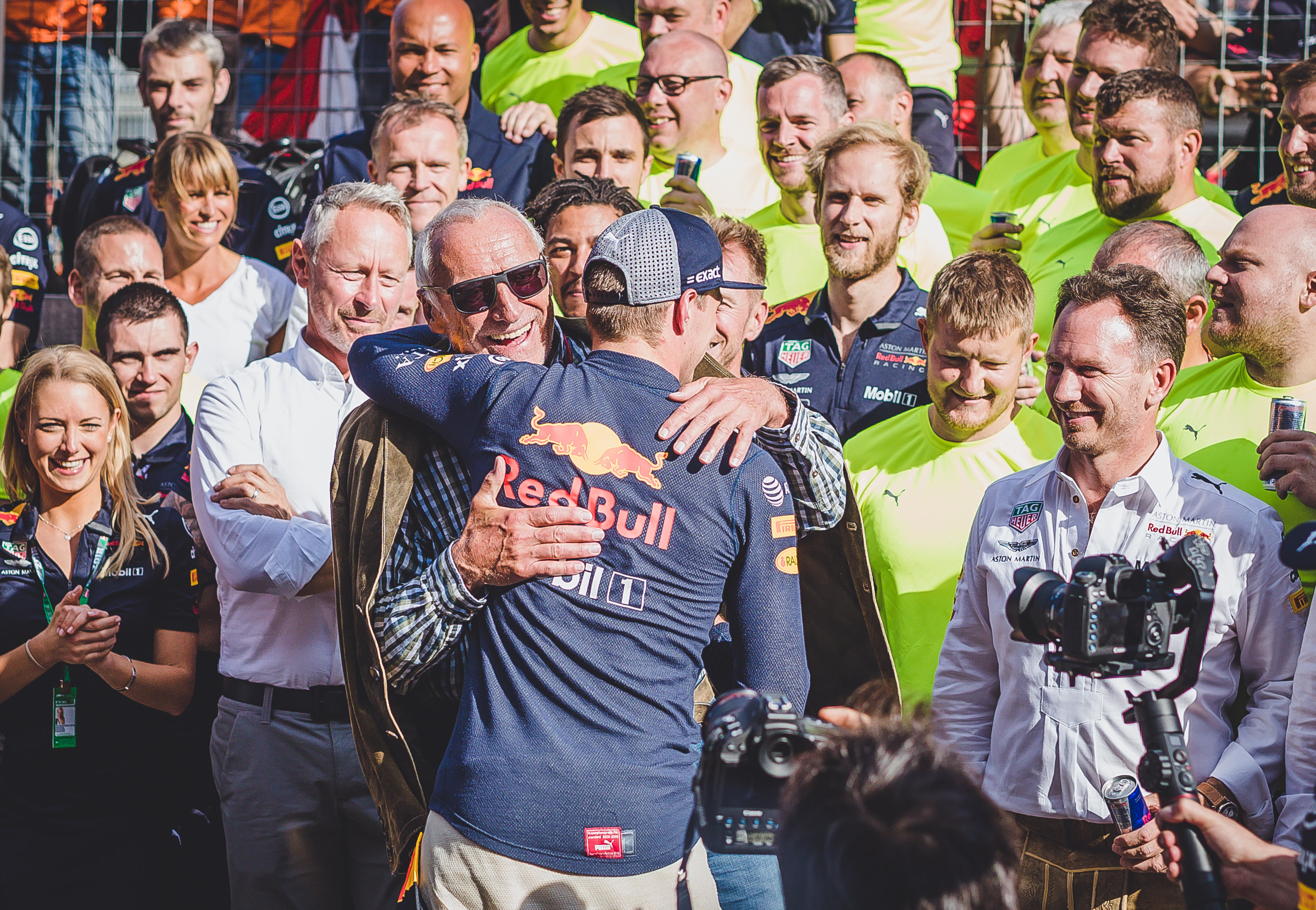 Didi Mateschitz umarmt Mark Verstappen