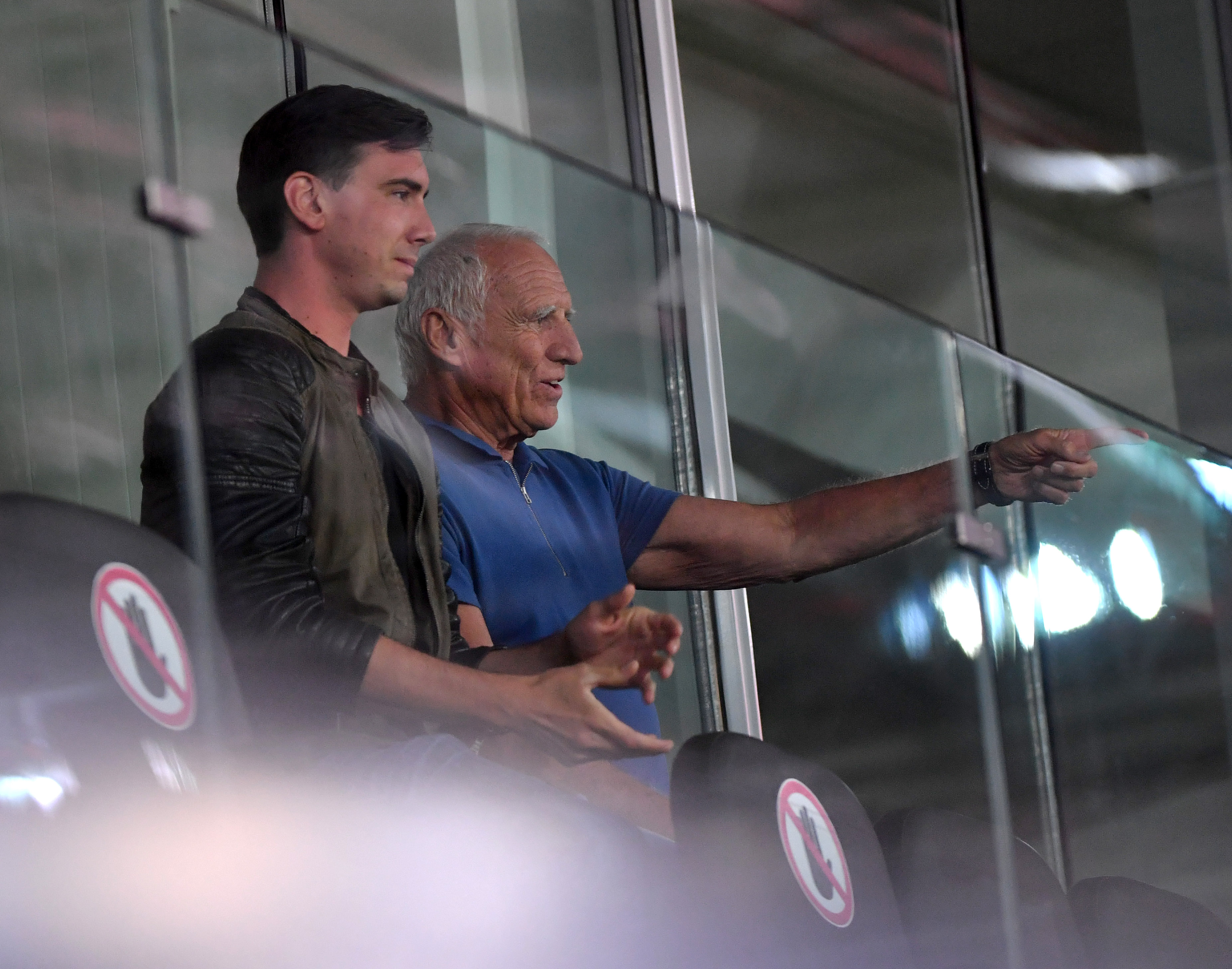 Mark Mateschitz mit seinem Vater Dietrich Mateschitz auf der Tribüne im Red Bull Stadion