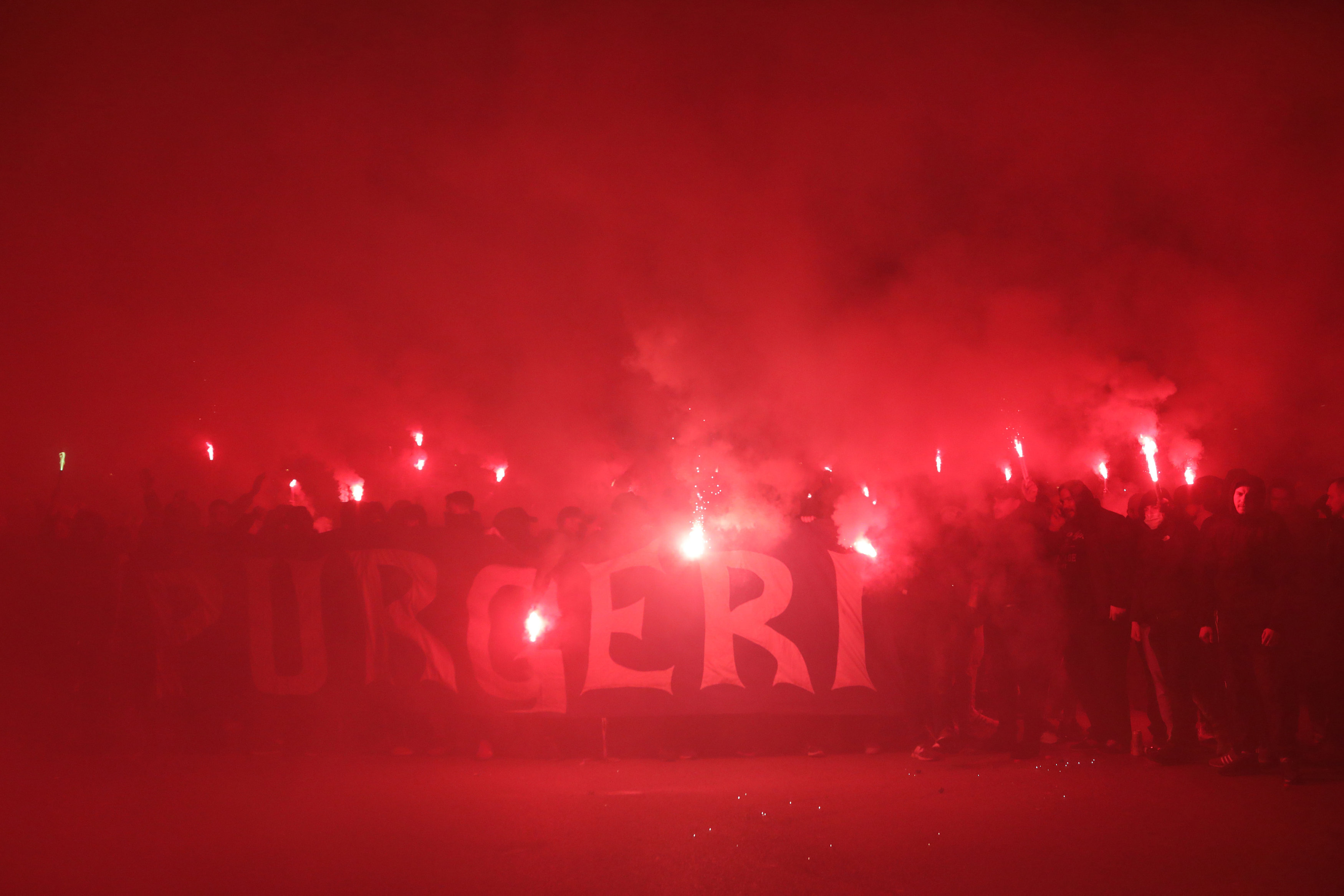 Hooligans, die in den Rauchschwaden unzähliger Bengalos verschwinden.