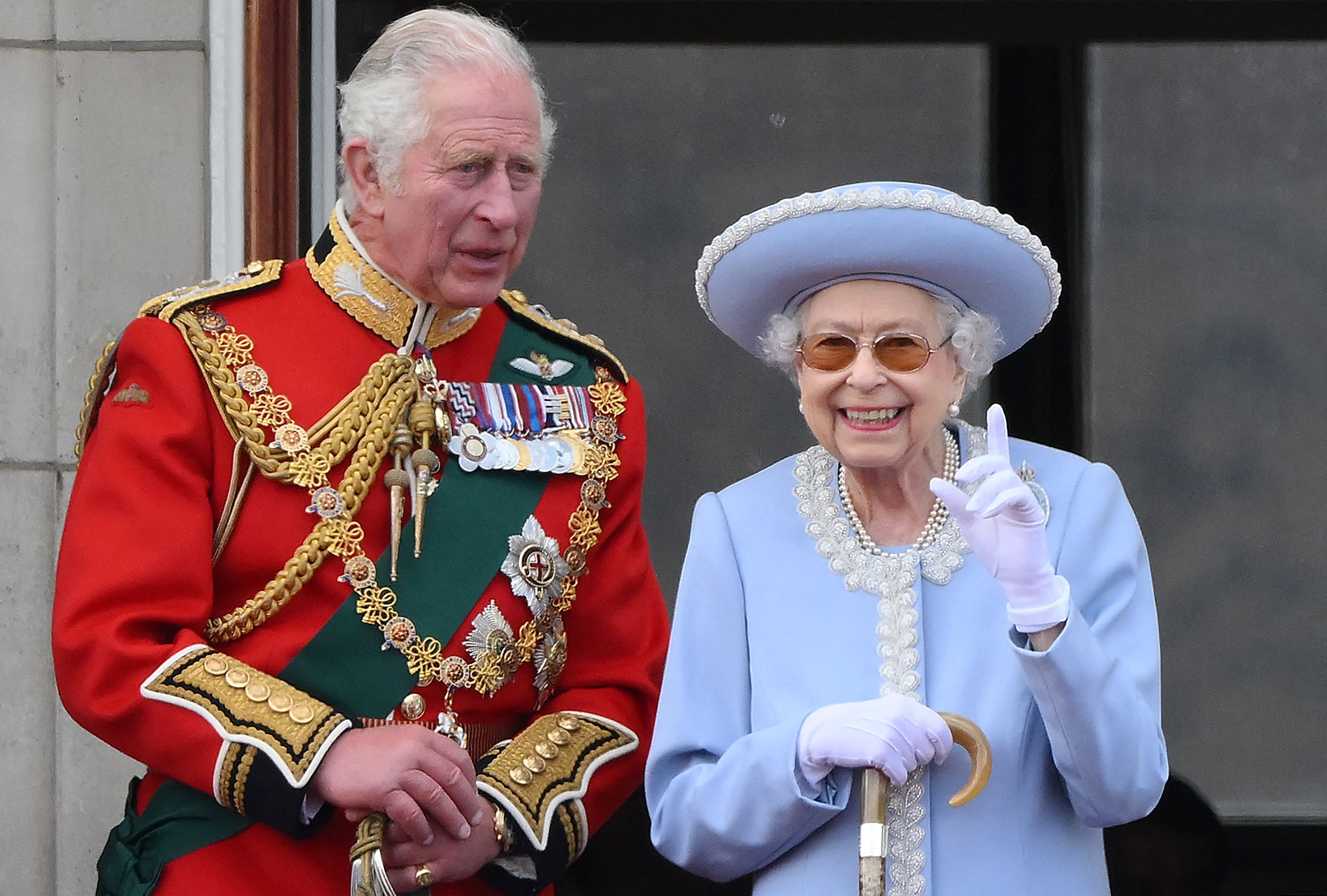 Charles III. und Queen Elizabeth II.