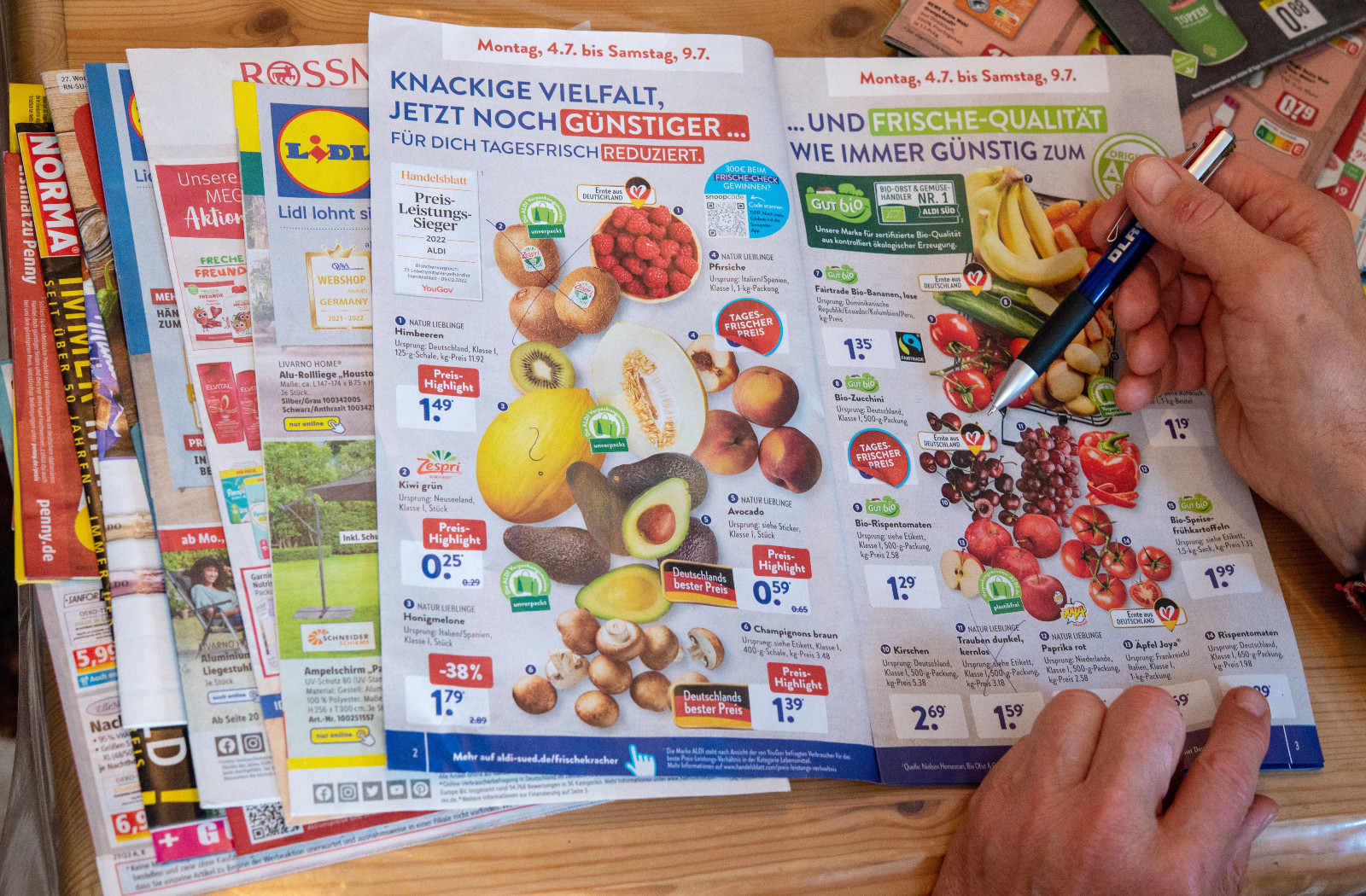 Prospekte vorab auf Aktionen durchschauen. | Credit: Catherina Hess / SZ-Photo / picturedesk.com