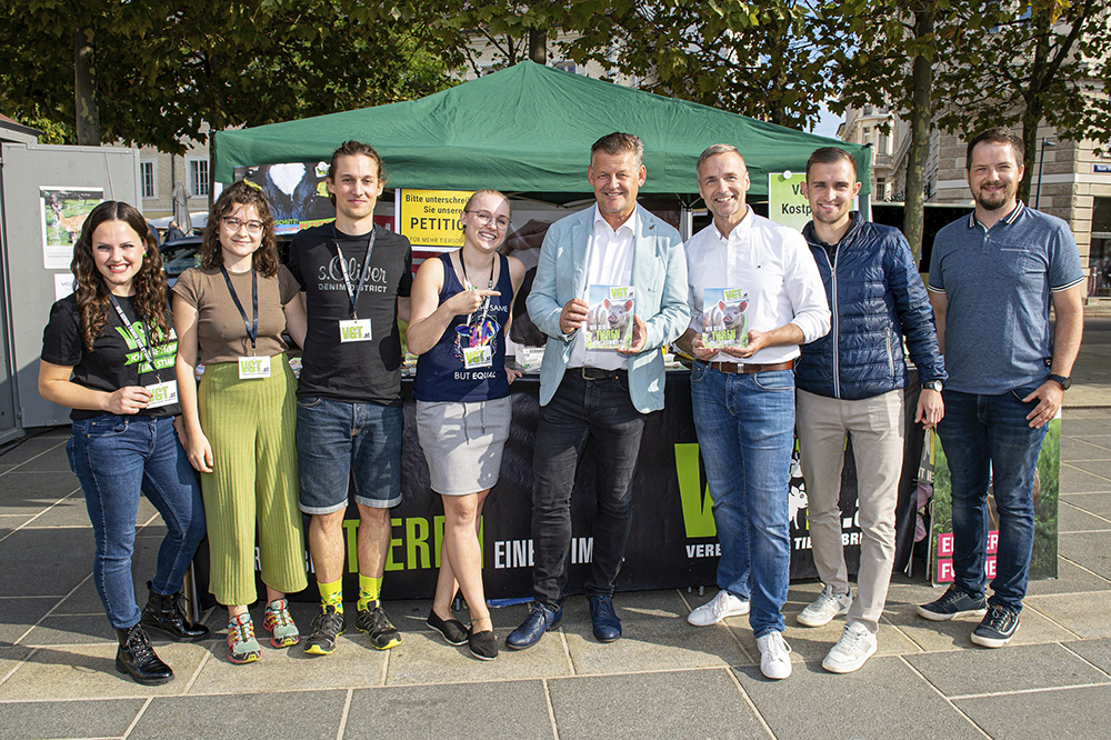 Eine Gruppe von Menschen am Neuen Platz Klagenfurt