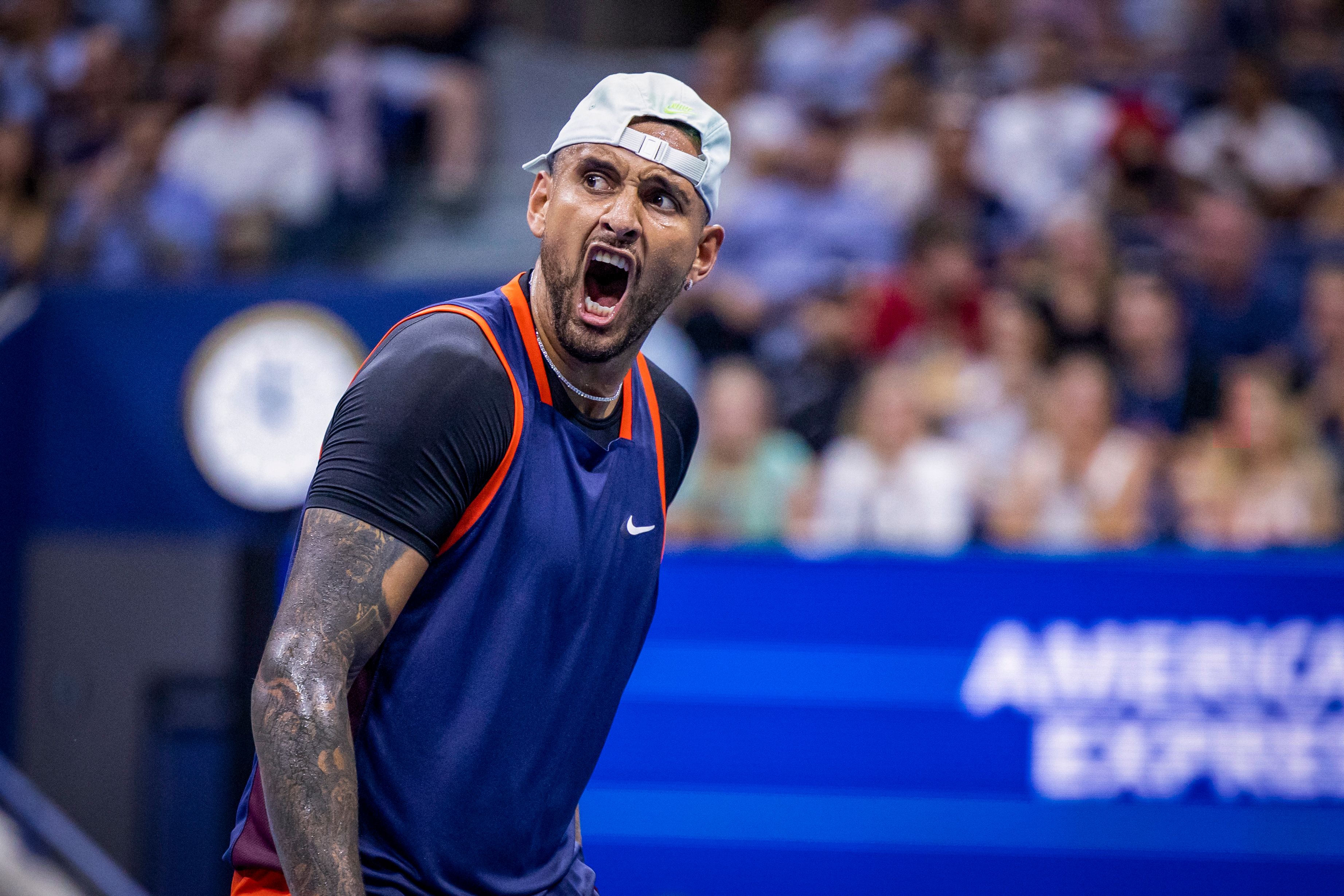 Der australische Tennisprofi Nick Kyrgios brüllt auf dem Tennisplatz seinen Frust heraus