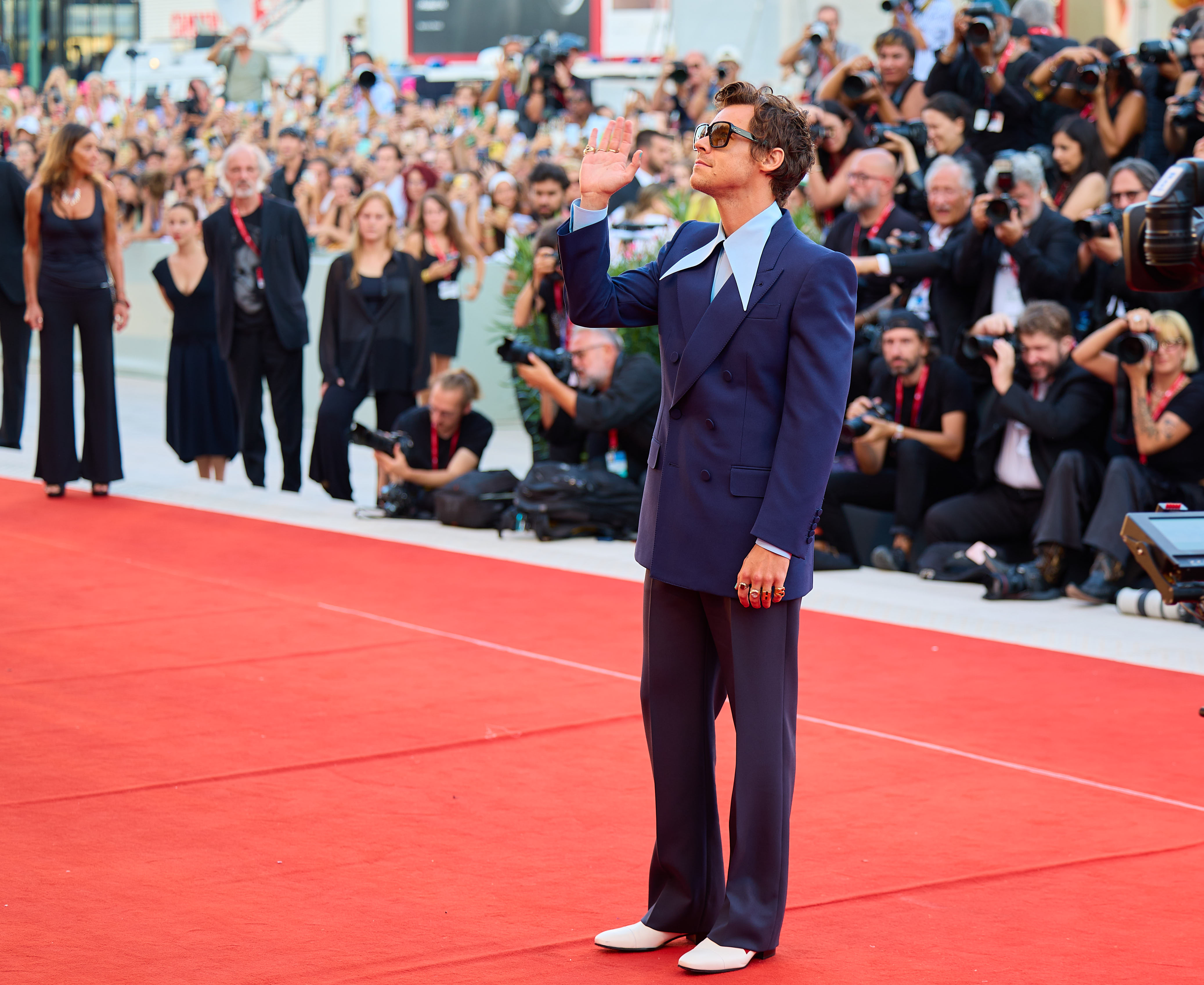 Harry Styles im blauen Anzug am Roten Teppich