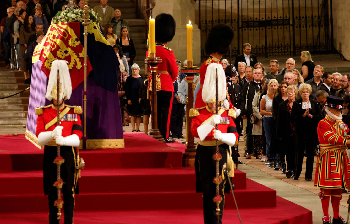Wachmänner vor dem Sarg der Queen