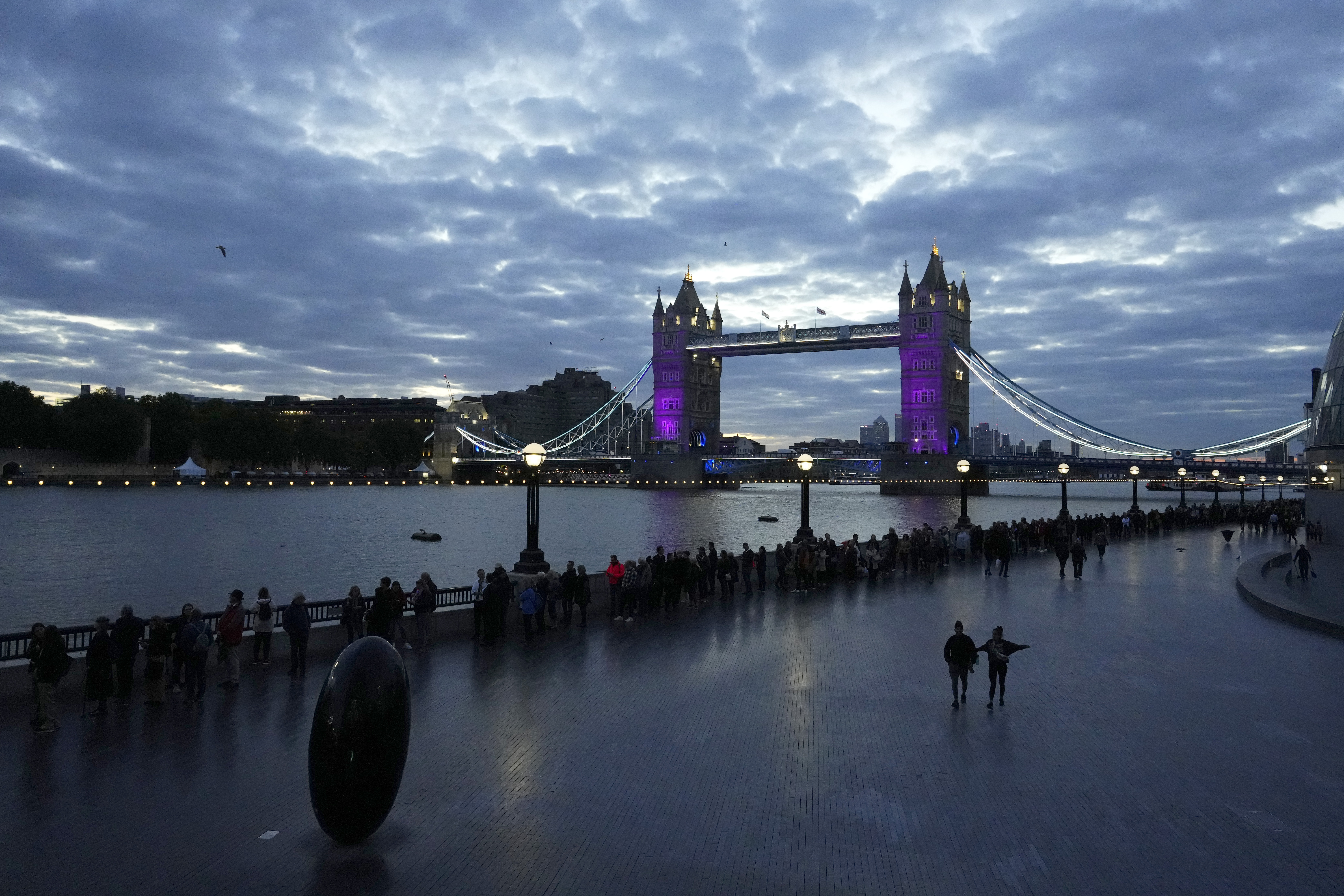 Warteschlange in London | Credit: Copyright-Hinweis: Petr David Josek / AP / picturedesk.com