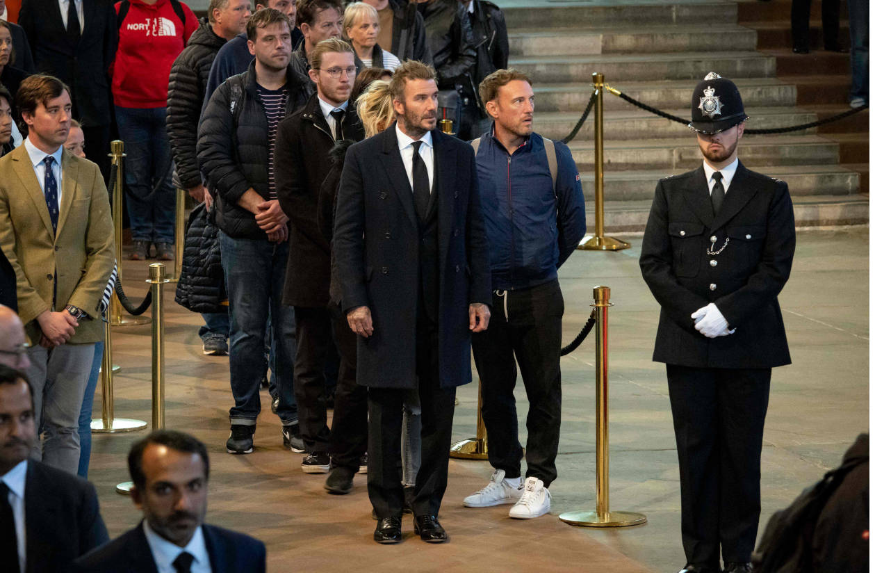 David Beckham in der Warteschlange