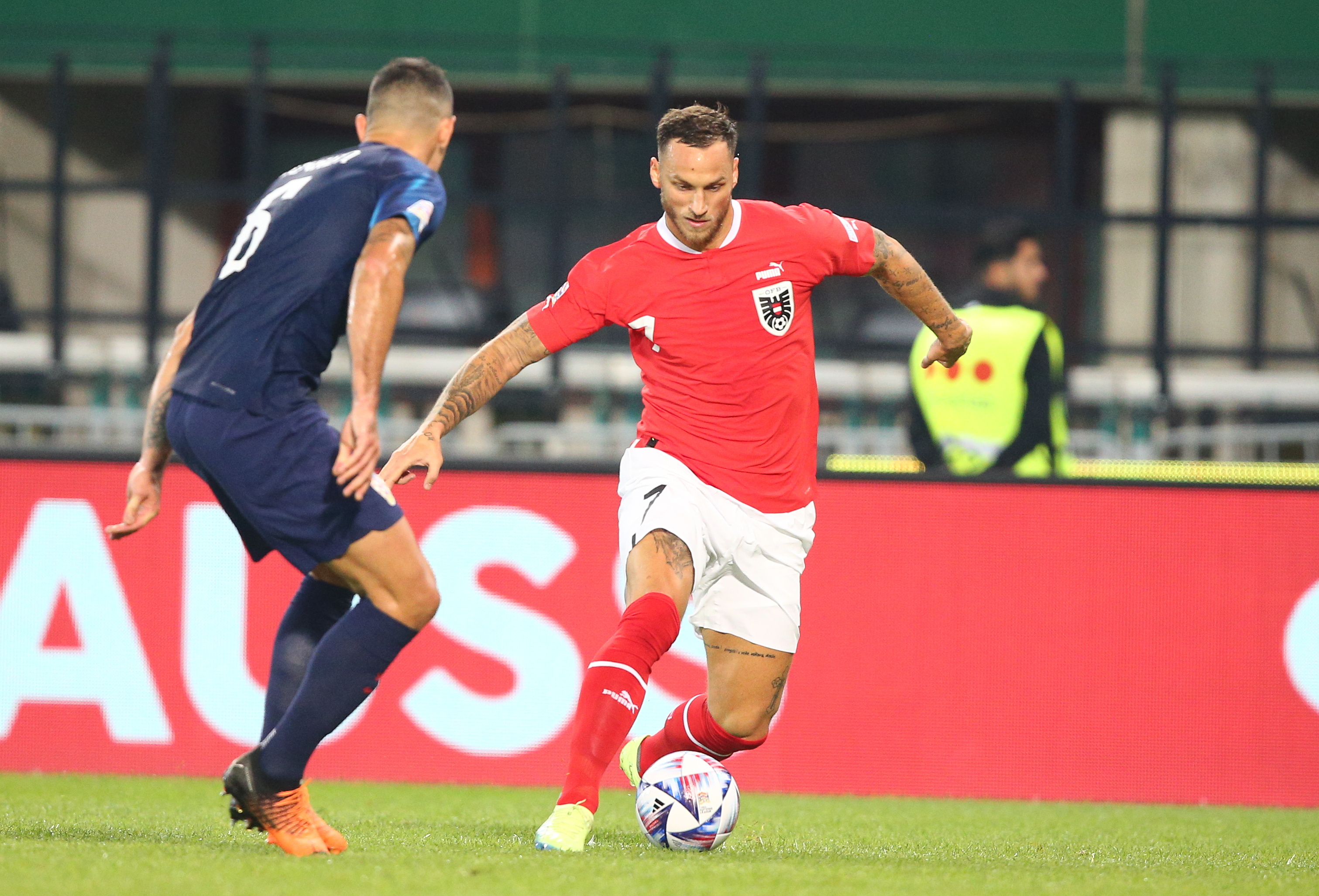 ÖFB-Teamstürmer Marco Arnautovic, der dazu ansetzt, einen kroatischen Gegenspieler zu überspielen