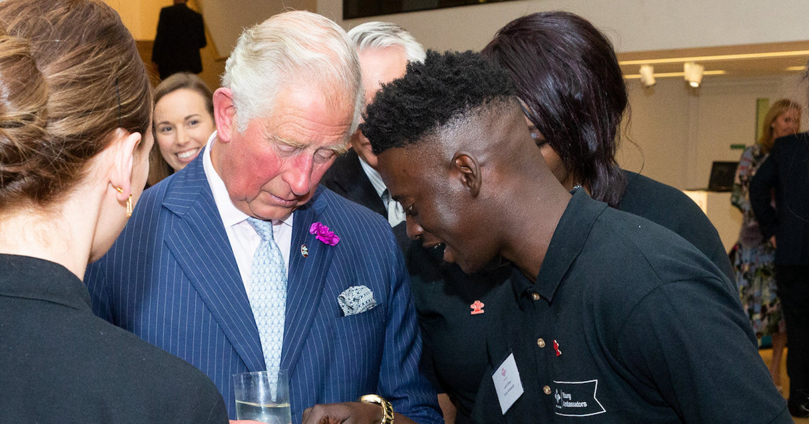 Umringt von Jugendlichen