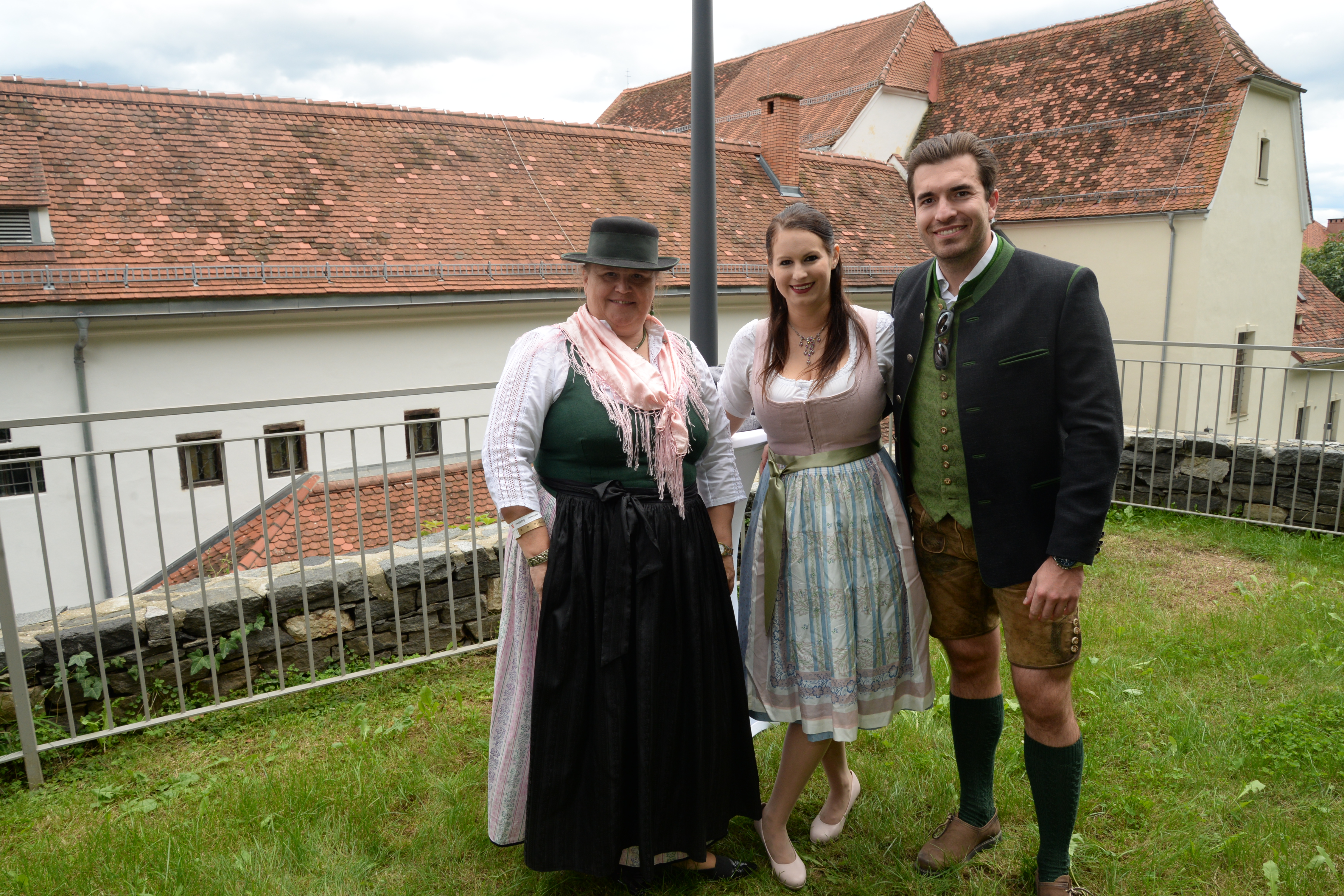 Claudia Eichler mit ihrer Tochter in Tracht