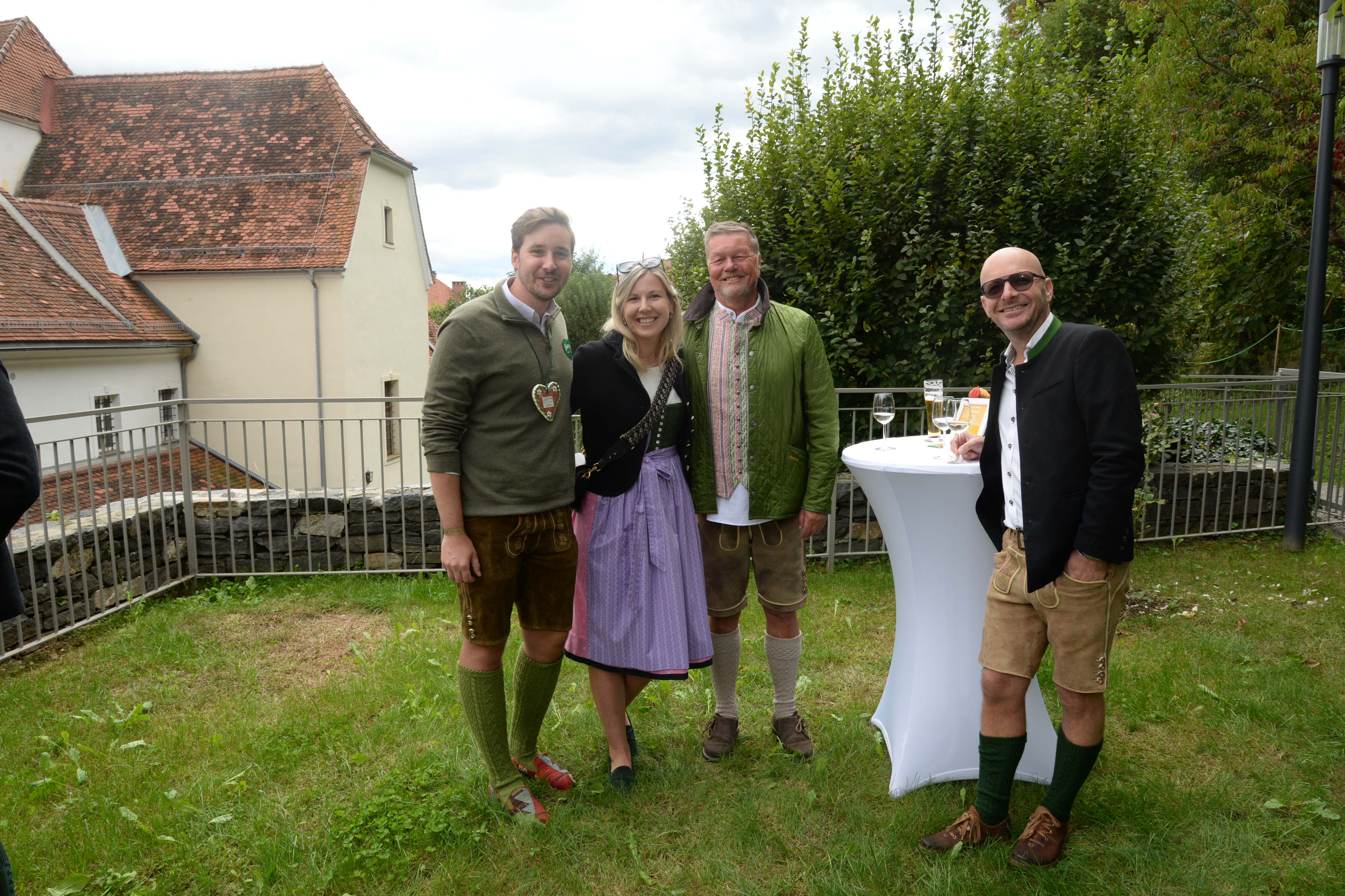 Vier Personen in Tracht