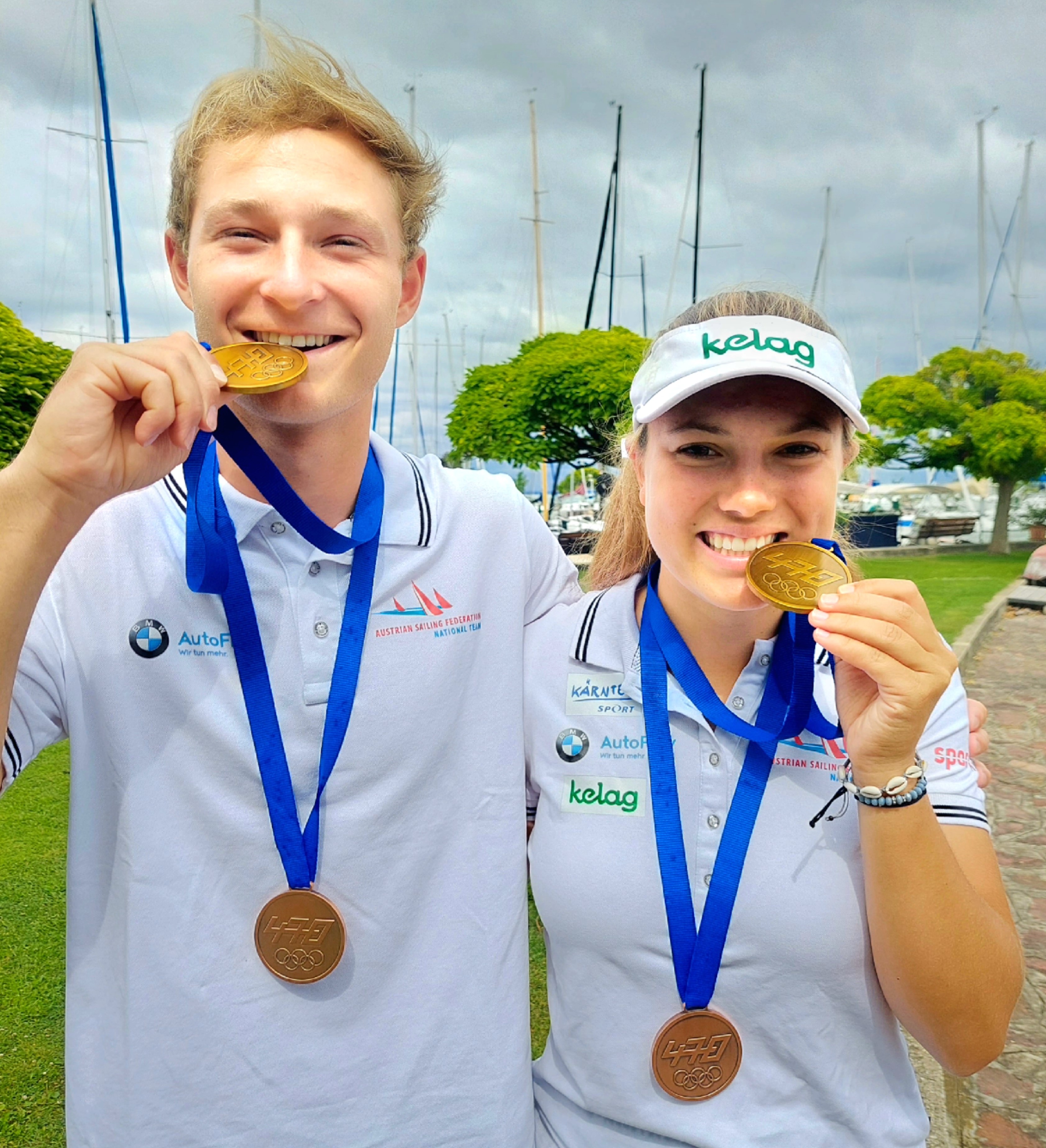 Rosa Donner und Sebastian Slivon, die in ihre Goldmedaillen beißen