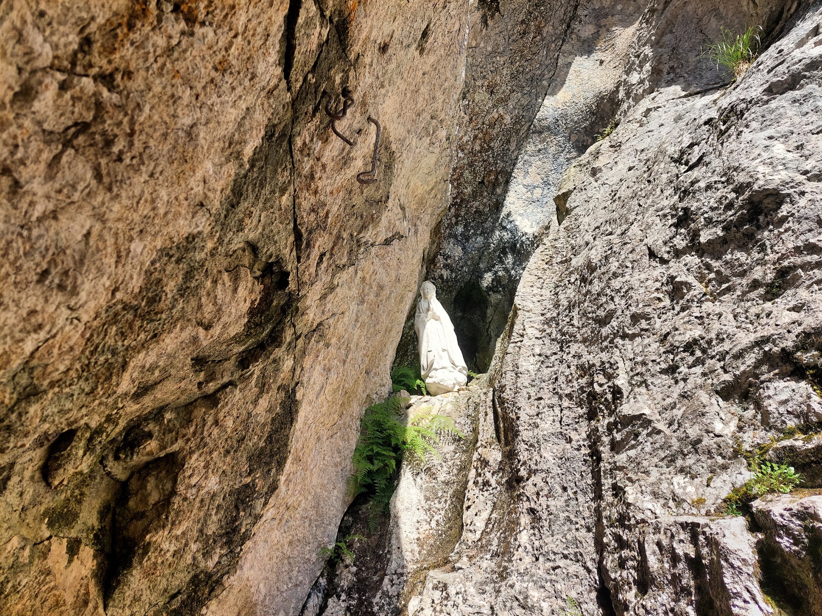 Madonnenstatue am Höhleneingang | Credit: Simone Reitmeier